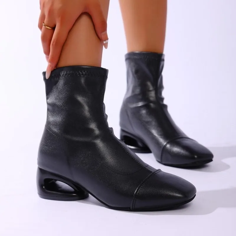 2026 New Metal Hollow Heel Iron Head Metal Pointed Toes Modern Short Boots for Women Winter Street Style Low Heel Boots Female
2026 New Metal Hollow Heel Iron Head Metal Pointed Toes Modern Short Boots for Women Winter Street Style Low Heel Boots Female