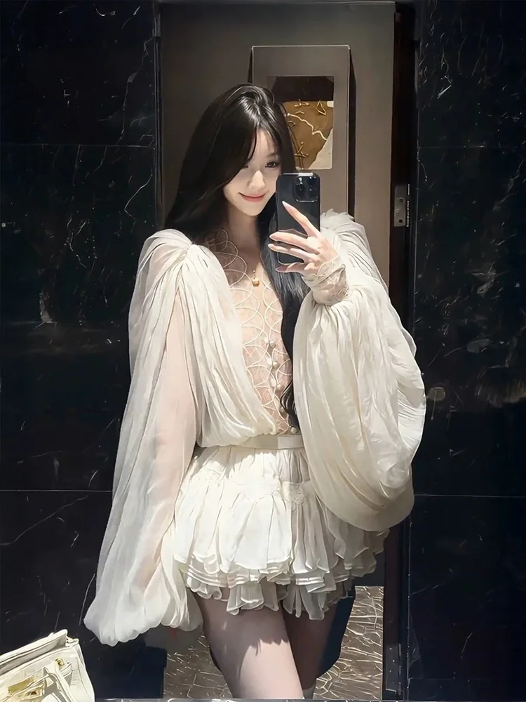 French-style light beige lace-stitched long-sleeved blouse and women's spring high-waisted strapless half-length skirt set
French-style light beige lace-stitched long-sleeved blouse and women's spring high-waisted strapless half-length skirt set