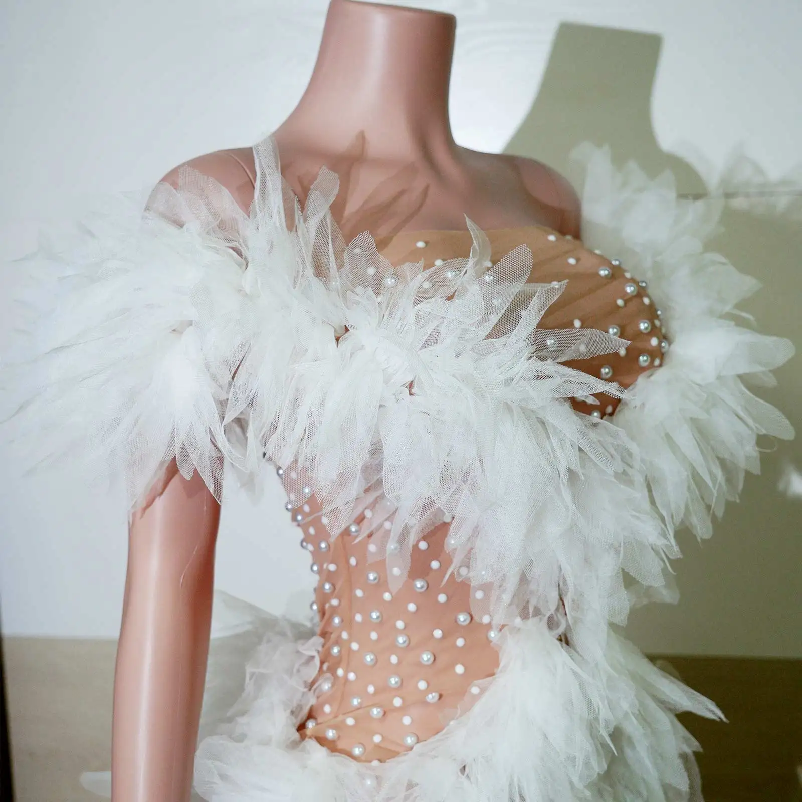 Luxurious White Tulle Mini Dress Women Sexy Sheer Mesh Pearl go'go Crystal Embellished Bodycon Evening Party Wedding Guest Costu
Luxurious White Tulle Mini Dress Women Sexy Sheer Mesh Pearl go'go Crystal Embellished Bodycon Evening Party Wedding Guest Costu