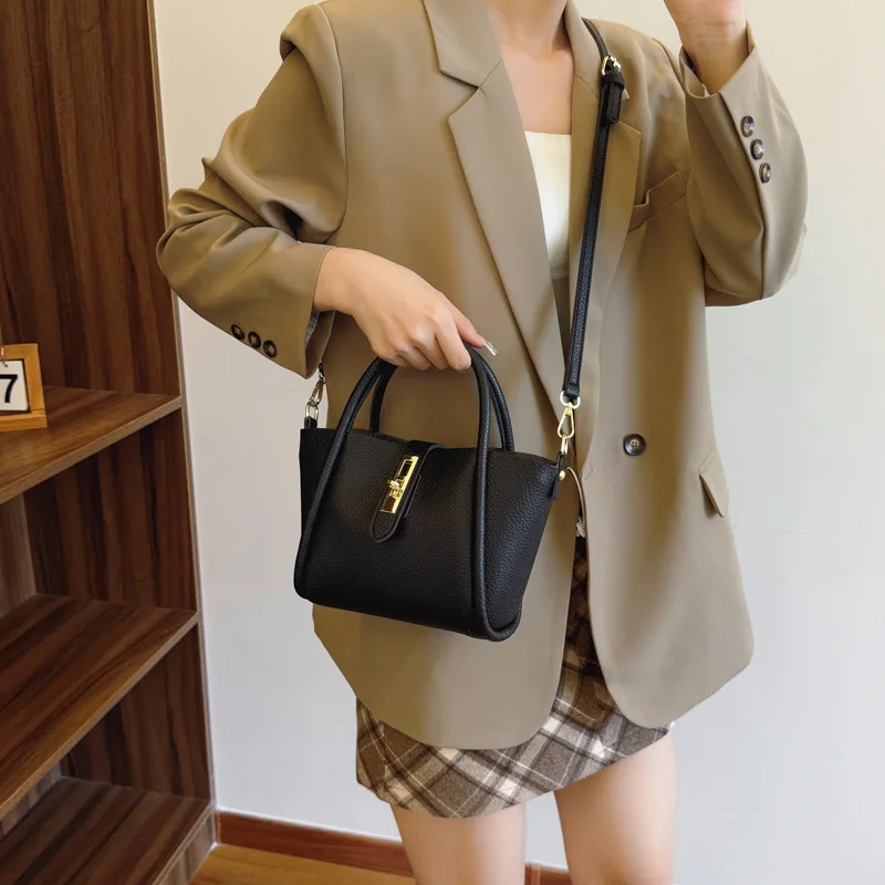 2024 New 4 Styles Niche Handbag High-Grade Fashion Shoulder Messenger Bag Bags For Women Hand Bag Versatile Portable Bucket Bag
2024 New 4 Styles Niche Handbag High-Grade Fashion Shoulder Messenger Bag Bags For Women Hand Bag Versatile Portable Bucket Bag