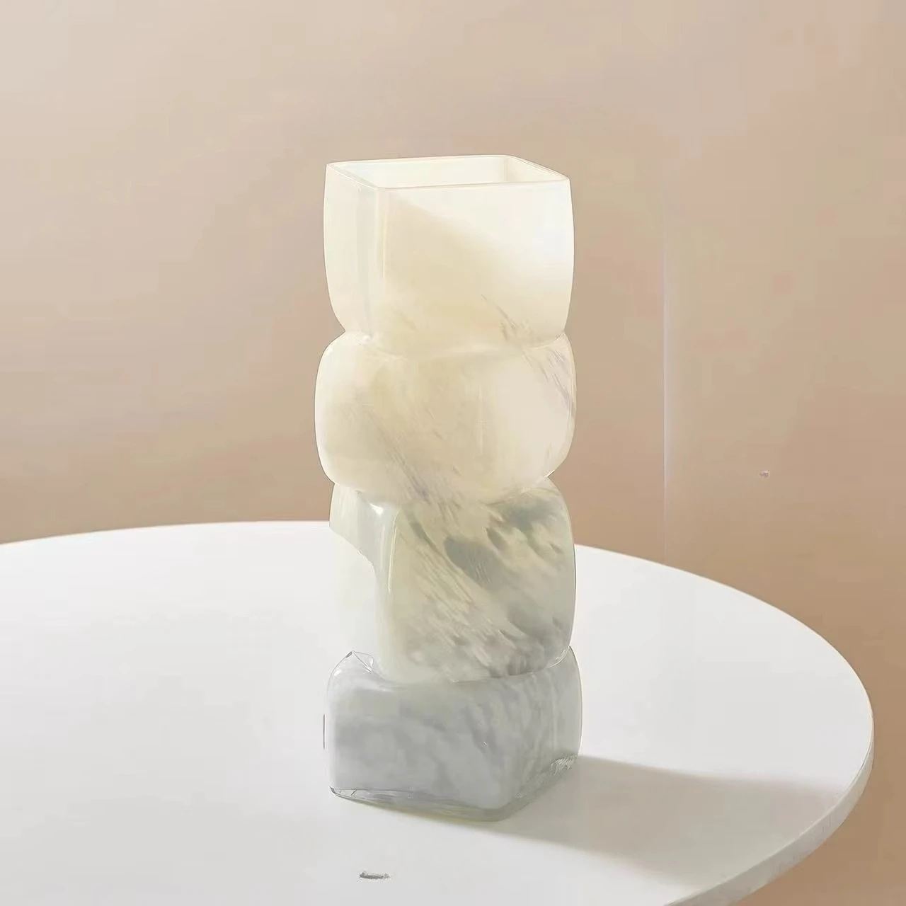 &c 29.5X10CM Luxurious and Sophisticated Design Flower Vase for the Living Room As an Artistic Decorative Item
&c 29.5X10CM Luxurious and Sophisticated Design Flower Vase for the Living Room As an Artistic Decorative Item