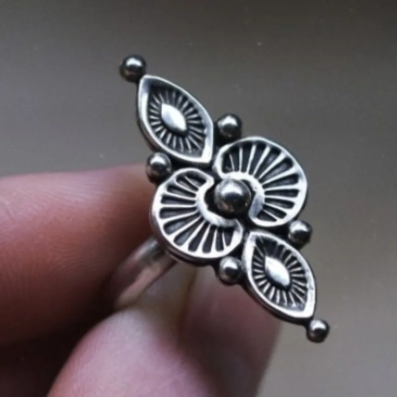 2025ins new retro engraved women's personality ethnic style women's ring flower jewelry
2025ins new retro engraved women's personality ethnic style women's ring flower jewelry