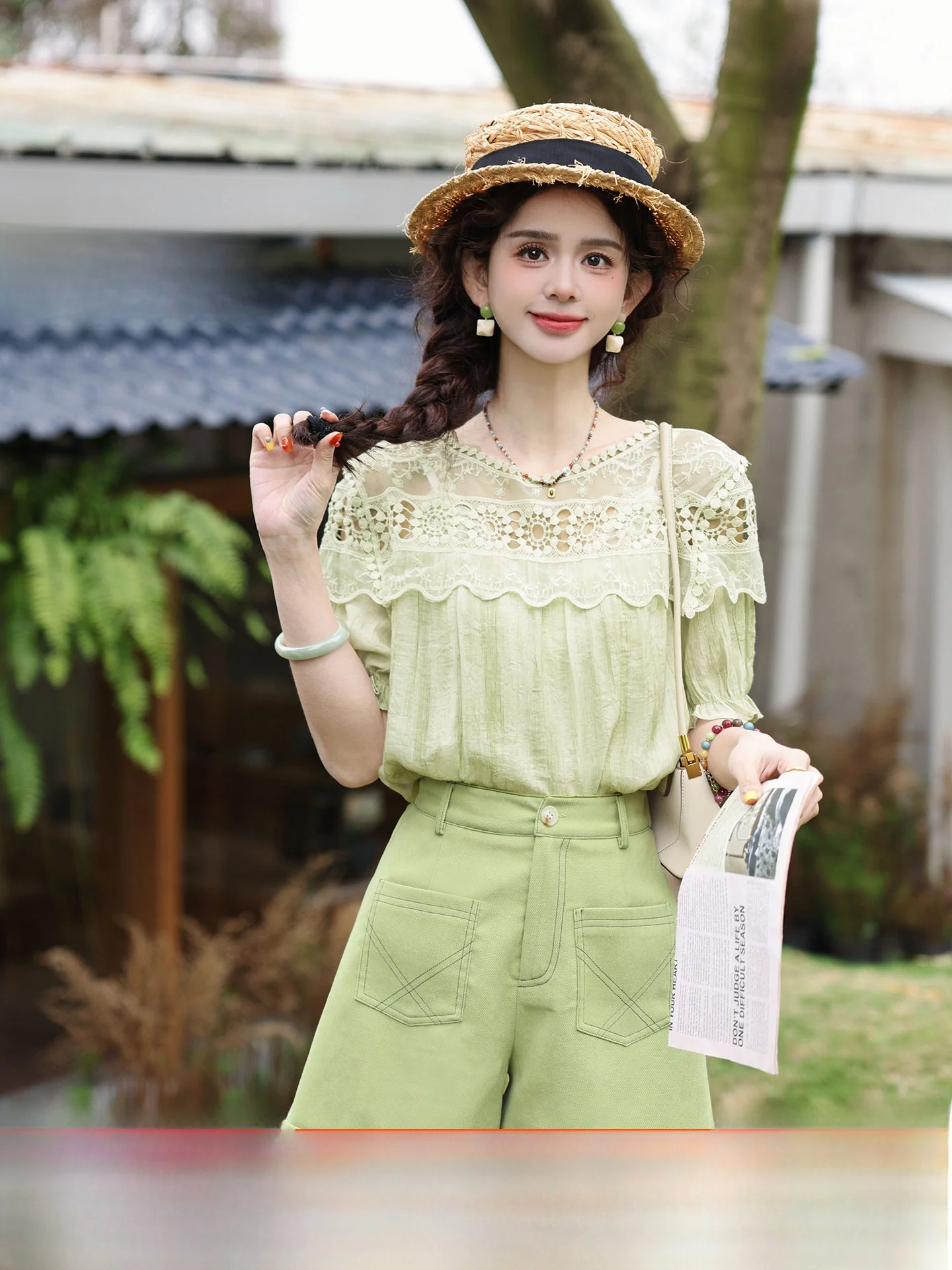 Chen Jiajie Evening Mist like Veil 2026 New Design Sensation Lace Splicing Short Sleeve Women's Shirt Loose Fit Floral Sleeve
Chen Jiajie Evening Mist like Veil 2026 New Design Sensation Lace Splicing Short Sleeve Women's Shirt Loose Fit Floral Sleeve