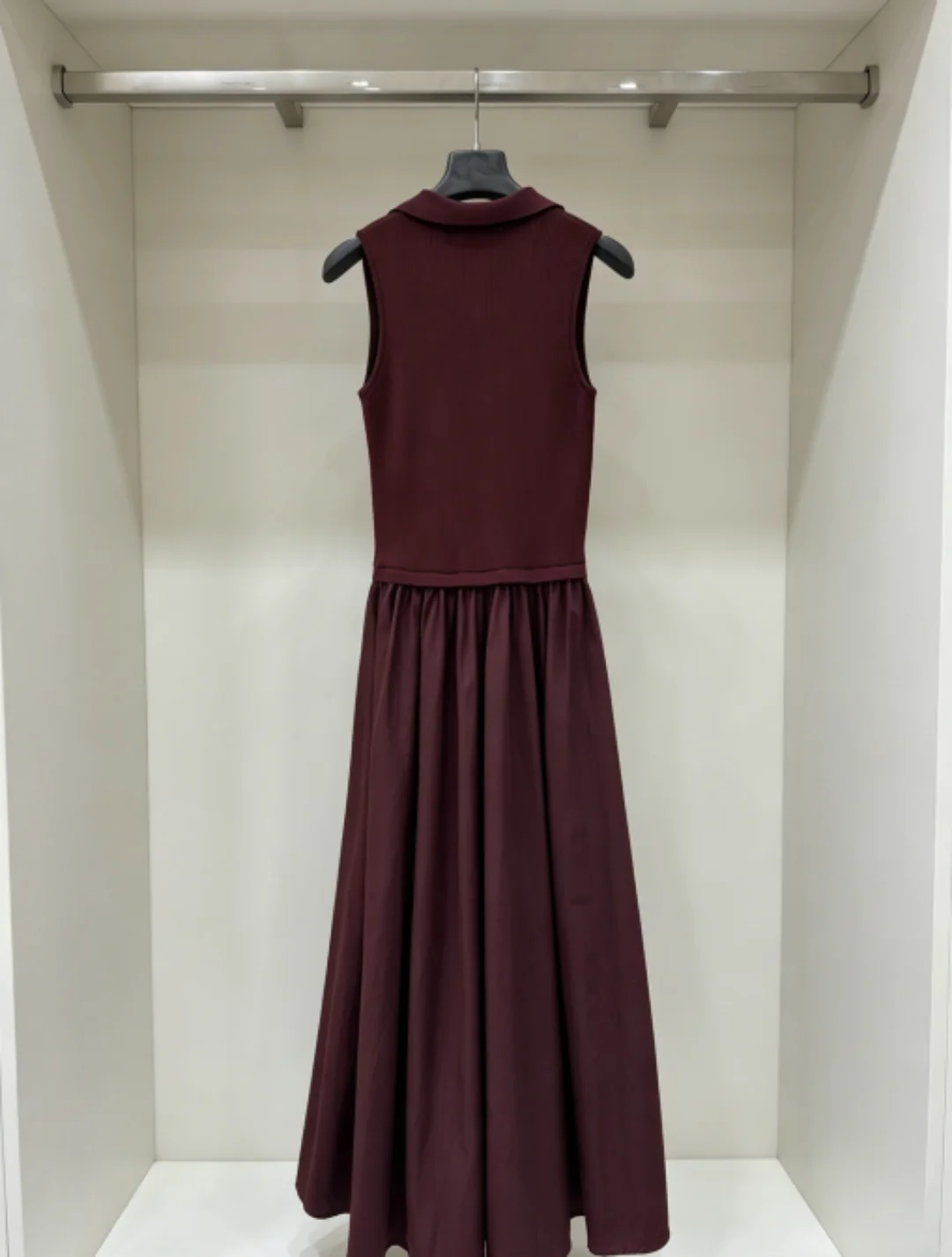 Summer Women's Casual Fashion Embroidery Tank Solid V-neck Dress
Summer Women's Casual Fashion Embroidery Tank Solid V-neck Dress