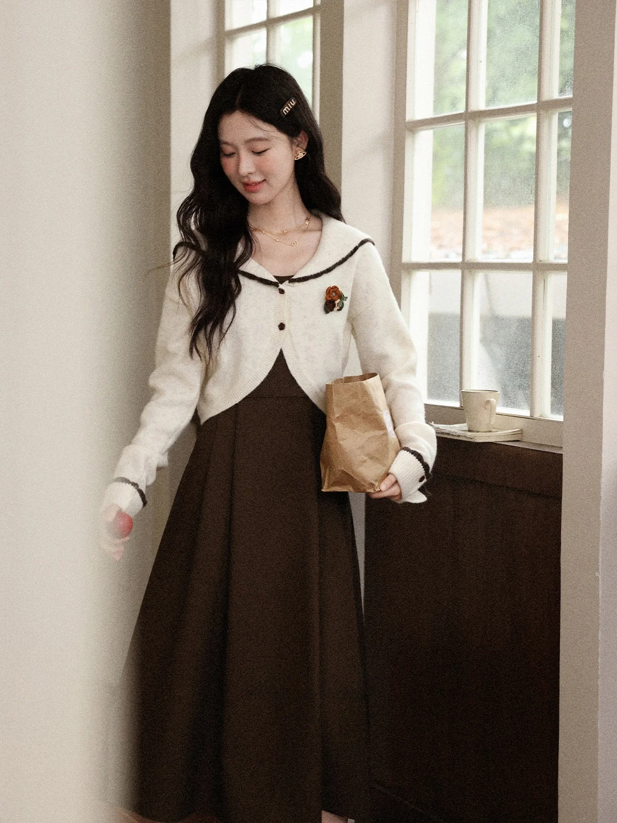 Вязаный свитер для женщин: новинка ранней осени, дизайнерская модель с узором «Маленький янтарный сосновый лес» и цветочным принтом, открытый кардиган.
Вязаный свитер для женщин: новинка ранней осени, дизайнерская модель с узором «Маленький янтарный сосновый лес» и цветочным принтом, открытый кардиган.