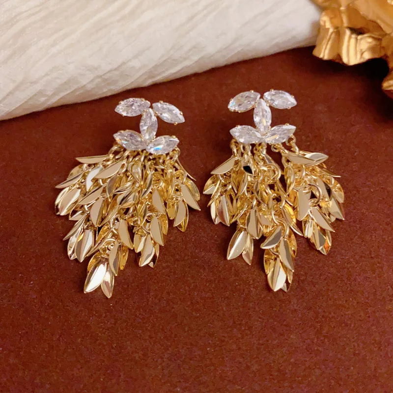 European and American stylish exaggerated full rhinestone metal leaf tassel earrings, light luxury versatile women's earrings
European and American stylish exaggerated full rhinestone metal leaf tassel earrings, light luxury versatile women's earrings