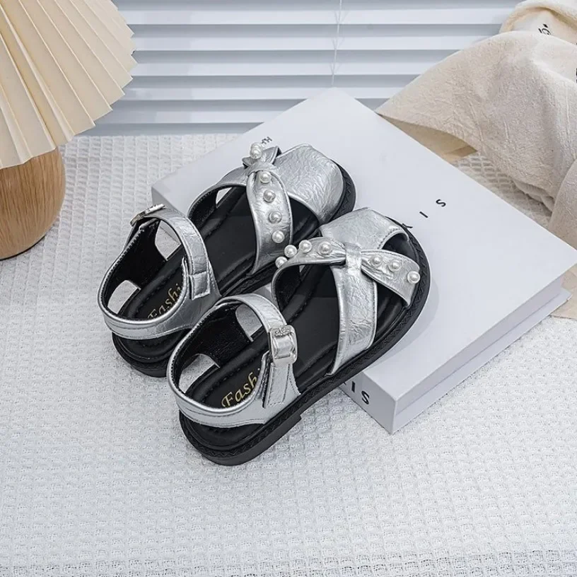 The girl's 2026 summer new style versatile sandals are decorated with pearls and are suitable for summer beach or party .
The girl's 2026 summer new style versatile sandals are decorated with pearls and are suitable for summer beach or party .