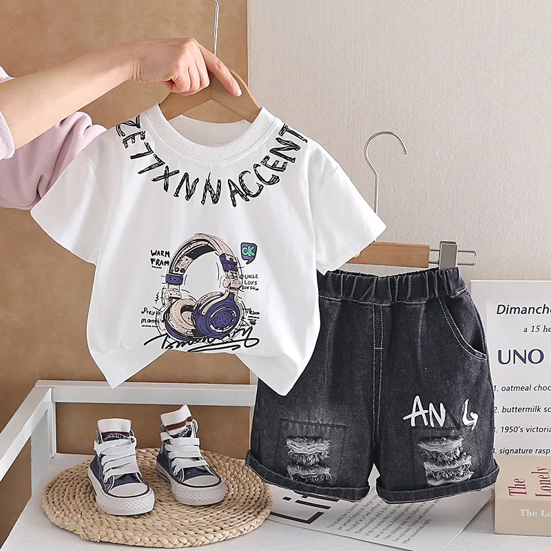 Trendy Graffiti Toddler Boys Outfit Set 2026 Summer Fashion Casual Headphone Print T-shirt and Distressed Denim Shorts Kids Suit
Trendy Graffiti Toddler Boys Outfit Set 2026 Summer Fashion Casual Headphone Print T-shirt and Distressed Denim Shorts Kids Suit