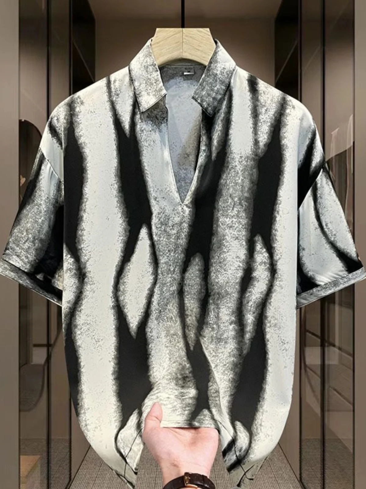 Loose Men's Summer ort Sve irt Ice Silk Chiffon Printed Asymmetrical Collar Open Cardigan Cool Feeling Thin Fabric
Loose Men's Summer ort Sve irt Ice Silk Chiffon Printed Asymmetrical Collar Open Cardigan Cool Feeling Thin Fabric