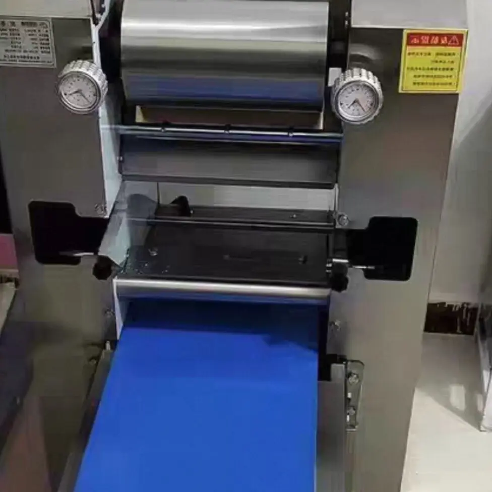 Электрическая машина для производства лапши, настольный пресс для спагетти из нержавеющей стали, роликовый ролик, машина для замешивания макаронных изделий
Электрическая машина для производства лапши, настольный пресс для спагетти из нержавеющей стали, роликовый ролик, машина для замешивания макаронных изделий