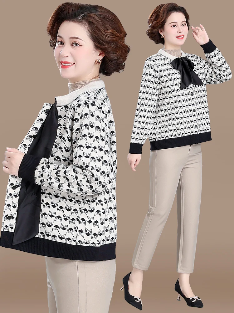 Модный короткий вязаный кардиган для молодых и женщин среднего возраста, весенне-осенний сезон, однотонный, с круглым вырезом, на одной пуговице.
Модный короткий вязаный кардиган для молодых и женщин среднего возраста, весенне-осенний сезон, однотонный, с круглым вырезом, на одной пуговице.