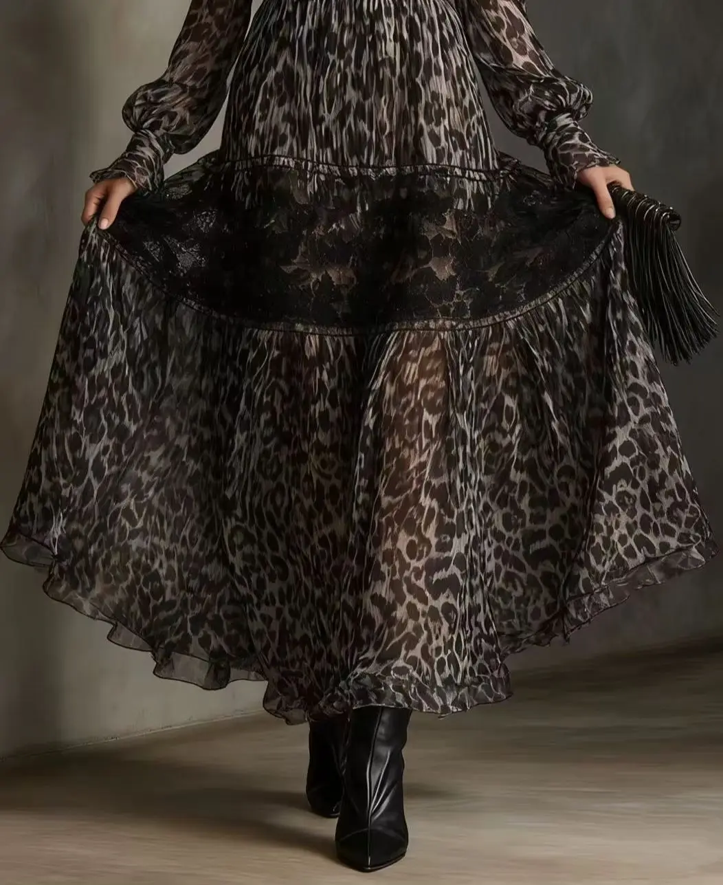 Женское макси-платье с леопардовым принтом, элегантное, с V-образным вырезом, завышенной талией, кружевными вставками, длинными рукавами, в стиле бохо, весеннее.
Женское макси-платье с леопардовым принтом, элегантное, с V-образным вырезом, завышенной талией, кружевными вставками, длинными рукавами, в стиле бохо, весеннее.