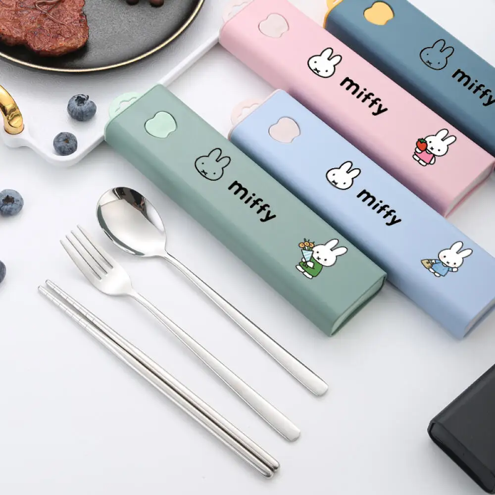 Милая посуда с изображением кролика Miffy, набор из трех предметов, портативная посуда для работы, школы и путешествий, набор палочек для еды и ложек 
Милая посуда с изображением кролика Miffy, набор из трех предметов, портативная посуда для работы, школы и путешествий, набор палочек для еды и ложек