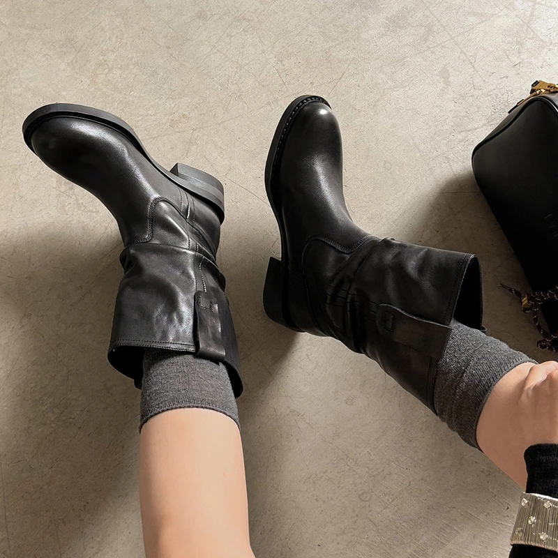 Women's Black Leather Western Boots Sleek Minimalist Design Block Heel Rugged Edgy for Autumn winter Streetwear Casual Looks
Women's Black Leather Western Boots Sleek Minimalist Design Block Heel Rugged Edgy for Autumn winter Streetwear Casual Looks