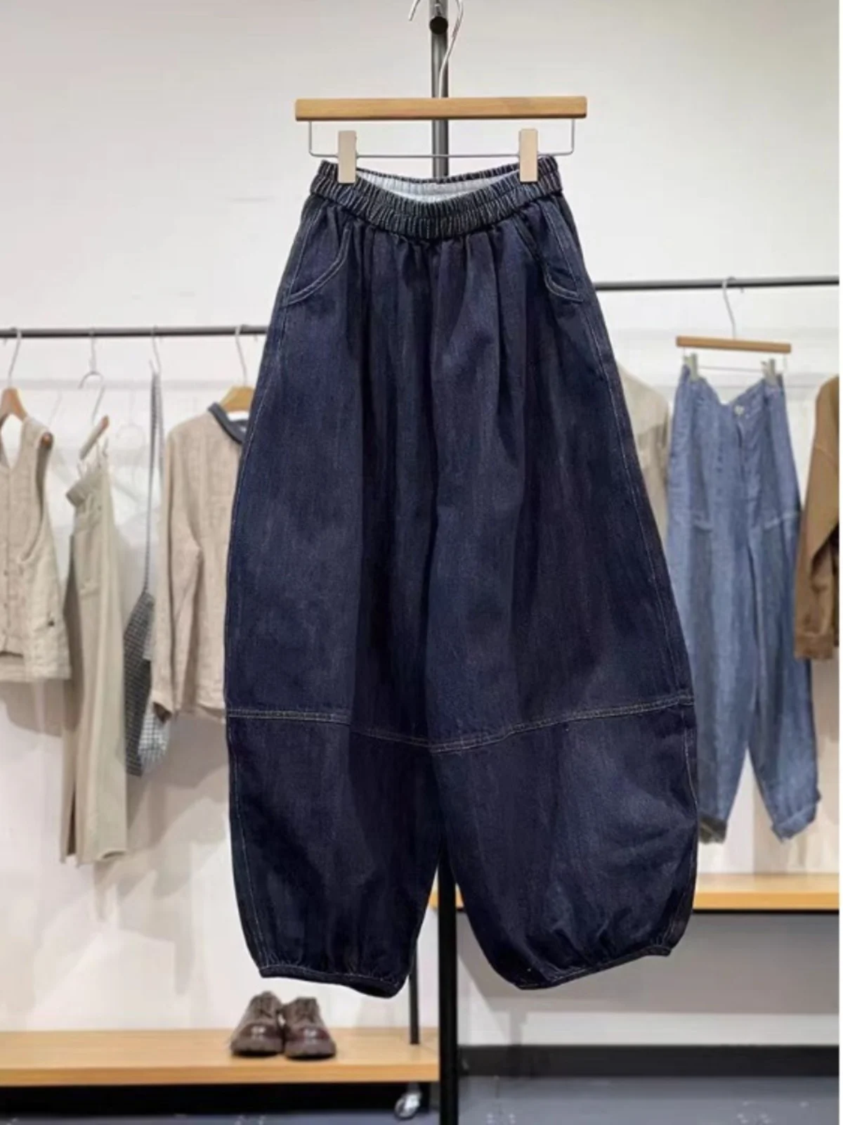 Джинсовые брюки-фонарики с широкими штанинами в стиле ретро, женские весенне-летние свободные джинсы больших размеров с прикрывающей драпировкой, джинсы с манжетами Харлан
Джинсовые брюки-фонарики с широкими штанинами в стиле ретро, женские весенне-летние свободные джинсы больших размеров с прикрывающей драпировкой, джинсы с манжетами Харлан