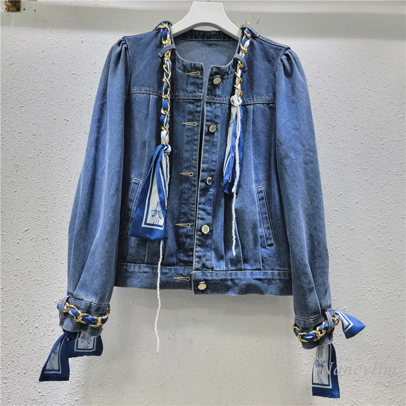 2024 Autumn New French Temperament Round Neck Silk Scarf Chain Decoration Long Sleeve Denim Jacket Top for Women Blue Coat
2024 Autumn New French Temperament Round Neck Silk Scarf Chain Decoration Long Sleeve Denim Jacket Top for Women Blue Coat