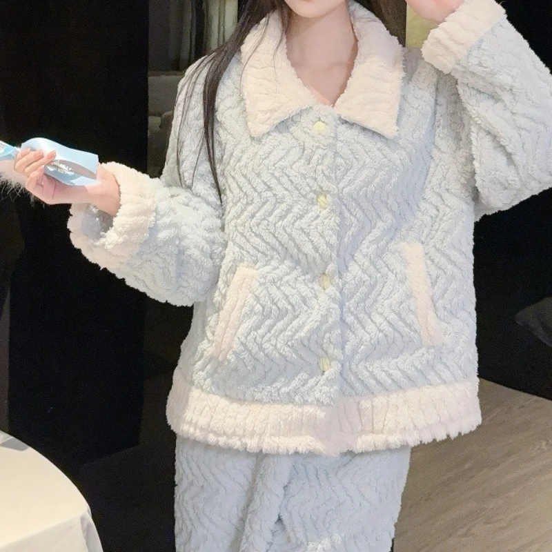 Three-piece Cute Flannel Pajamas Women's Suit New Style Can Be Worn Outside Home Clothes Oblique Pockets Embossed Sweet
Three-piece Cute Flannel Pajamas Women's Suit New Style Can Be Worn Outside Home Clothes Oblique Pockets Embossed Sweet