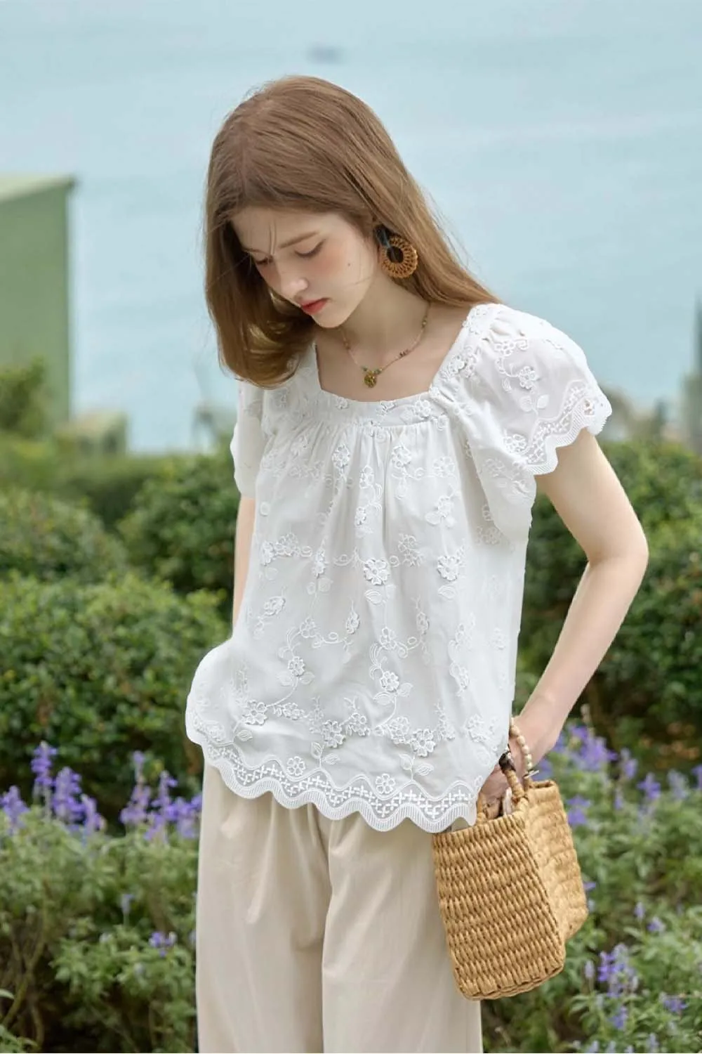 VIMLY Women's Casual Short Sleeve T-shirt 2025 Summer Simple 3D Flower Embroidered Square Neck Ruffle Sleeve Elegant Pullover
VIMLY Women's Casual Short Sleeve T-shirt 2025 Summer Simple 3D Flower Embroidered Square Neck Ruffle Sleeve Elegant Pullover