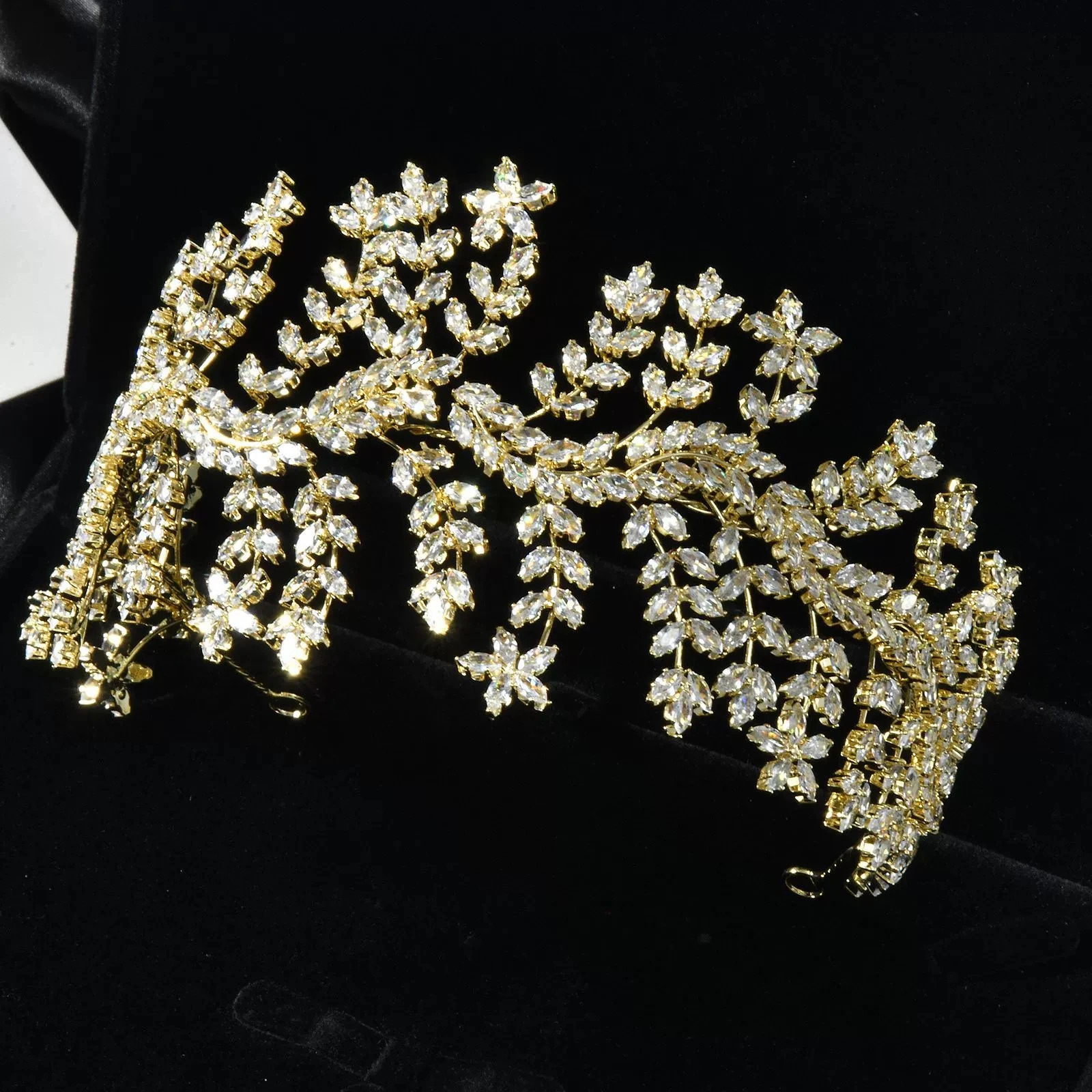 European American Light Luxury Cubic Flower Branch Hairband Fashionable Bride Headwear Niche Design Wedding Accessory
European American Light Luxury Cubic Flower Branch Hairband Fashionable Bride Headwear Niche Design Wedding Accessory