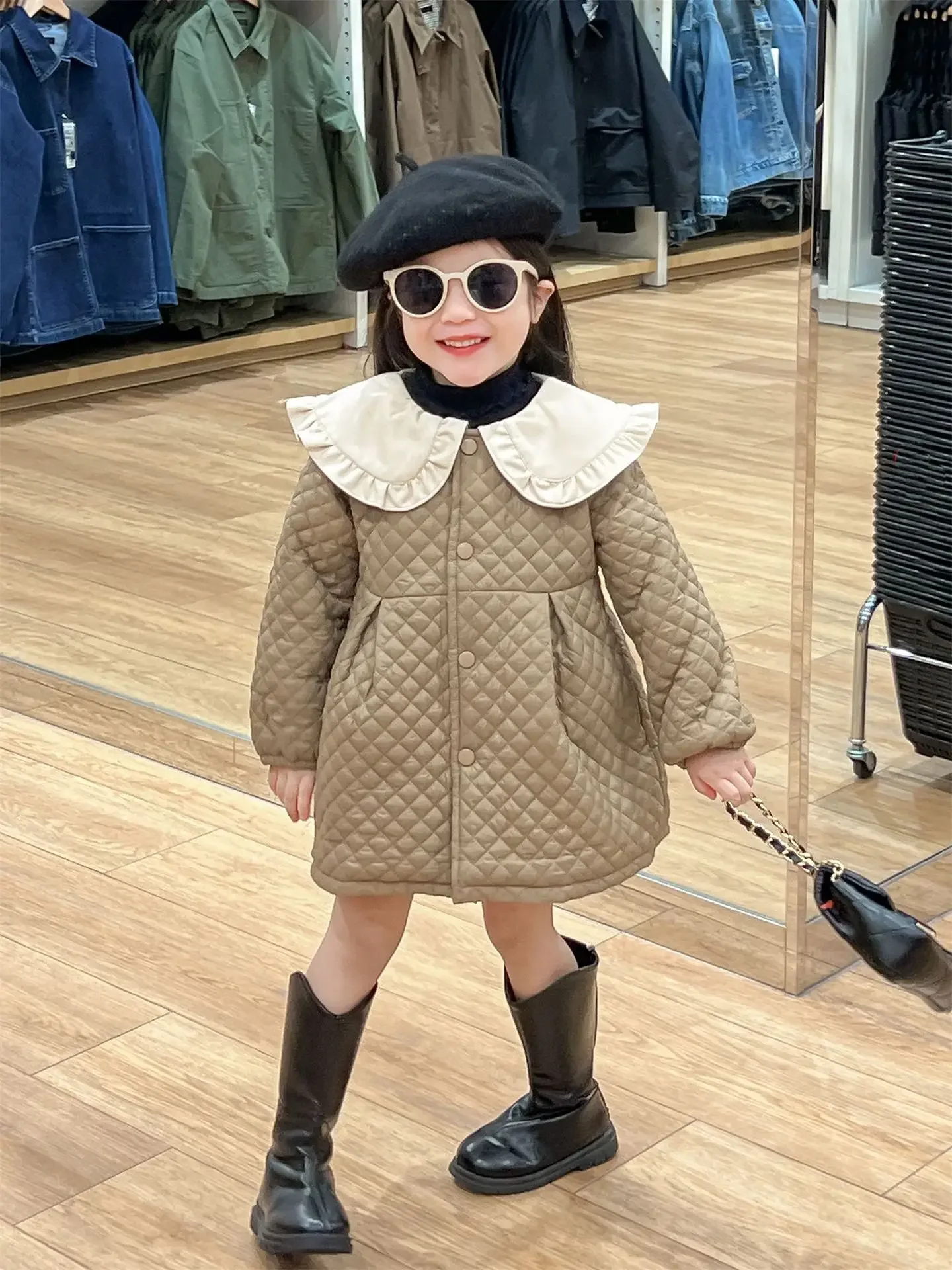 Girl Parkas 2023 Winter Korean Girls Quilted Cotton Plus Fleece Check Quilted Leather Large Lapel Cotton-padded Coat Girl Coat
Girl Parkas 2023 Winter Korean Girls Quilted Cotton Plus Fleece Check Quilted Leather Large Lapel Cotton-padded Coat Girl Coat