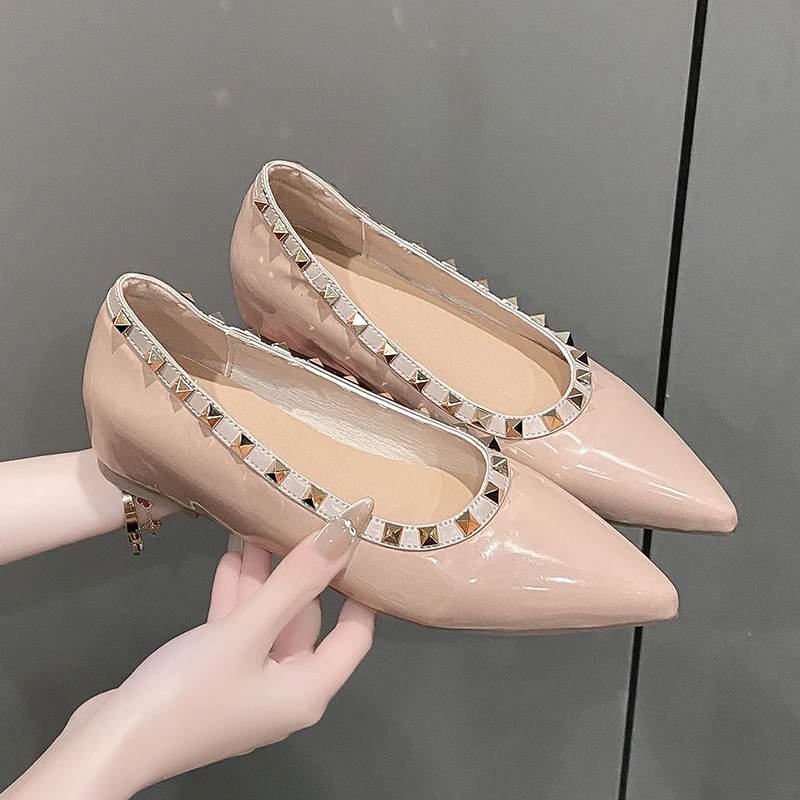 Elegant Nail Head Soft Patent Leather Slip-On Commuter Shoes Women's Versatile Mid Heel Single Shoes Breathable Summer Footwear
Elegant Nail Head Soft Patent Leather Slip-On Commuter Shoes Women's Versatile Mid Heel Single Shoes Breathable Summer Footwear