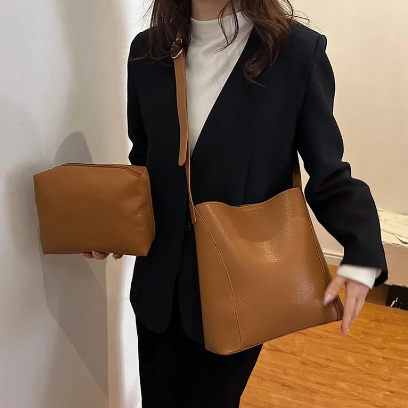 Модные женские сумки из кожи с рисунком пиона, повседневные, изысканные, просторные, мягкие, в Париже, на каждый день, в современном стиле
Модные женские сумки из кожи с рисунком пиона, повседневные, изысканные, просторные, мягкие, в Париже, на каждый день, в современном стиле 