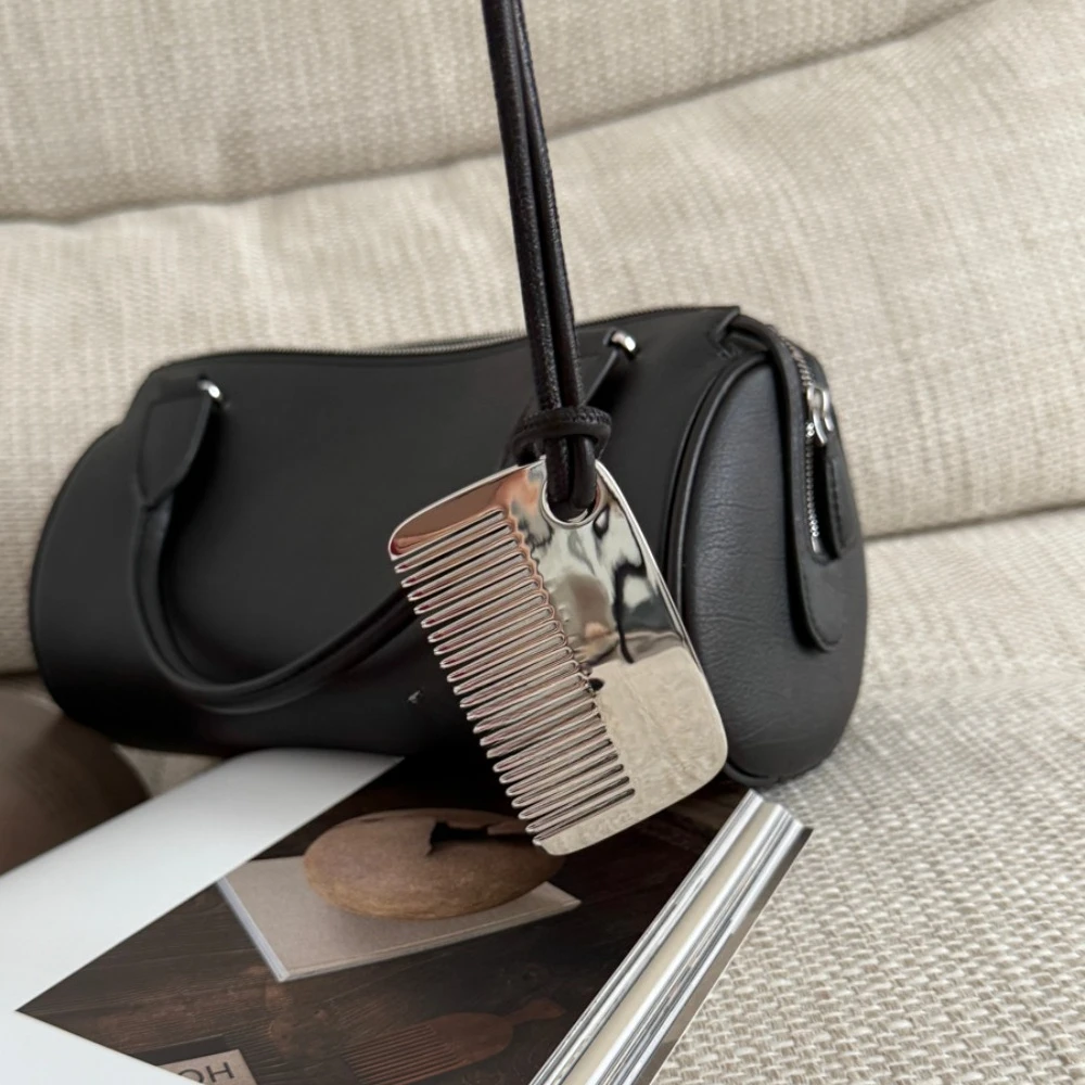 Минималистское серебряное ожерелье из кожаной веревки с расческой
Минималистское серебряное ожерелье из кожаной веревки с расческой