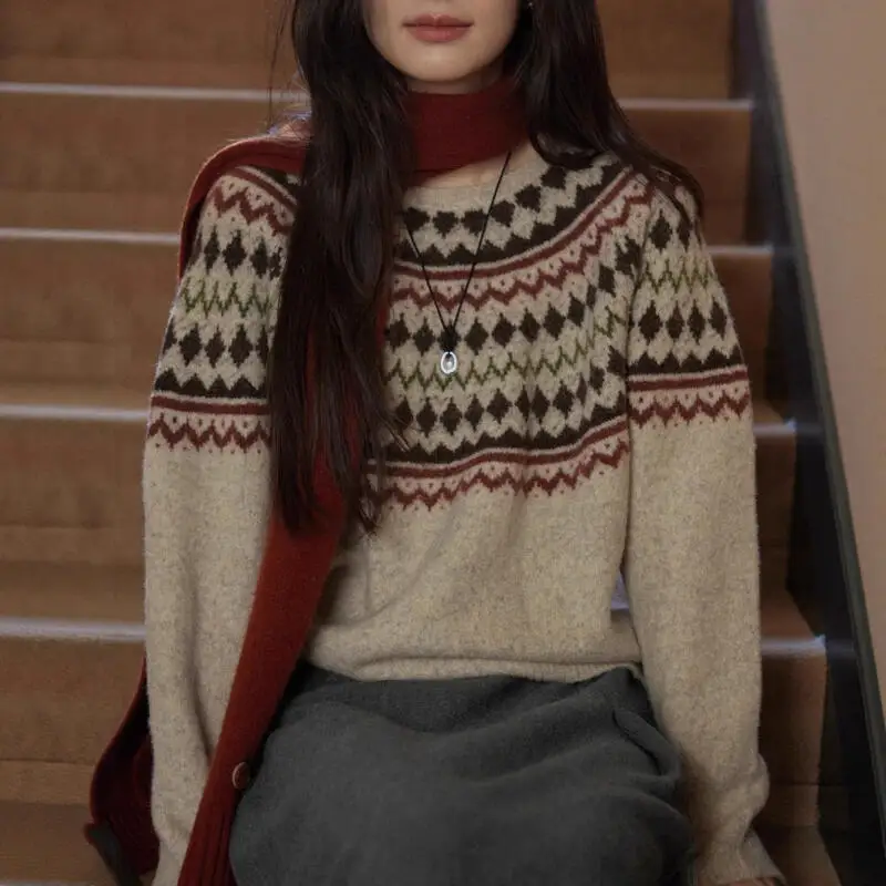 Жаккардовый свитер Fair Isle, женские осенне-зимние мягкие и липкие топы, модный вязаный пуловер с круглым вырезом, темпераментный джемпер
Жаккардовый свитер Fair Isle, женские осенне-зимние мягкие и липкие топы, модный вязаный пуловер с круглым вырезом, темпераментный джемпер