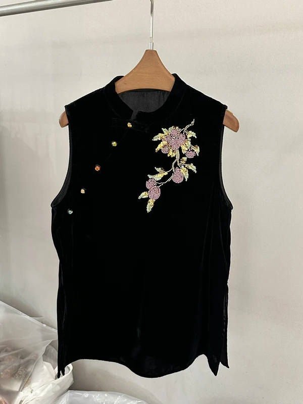 Elegant New Chinese Style Embroidered Velvet Vest Sleeveless Heavy Embroidery Buttons Asymmetrical Hem Women's Top
Elegant New Chinese Style Embroidered Velvet Vest Sleeveless Heavy Embroidery Buttons Asymmetrical Hem Women's Top