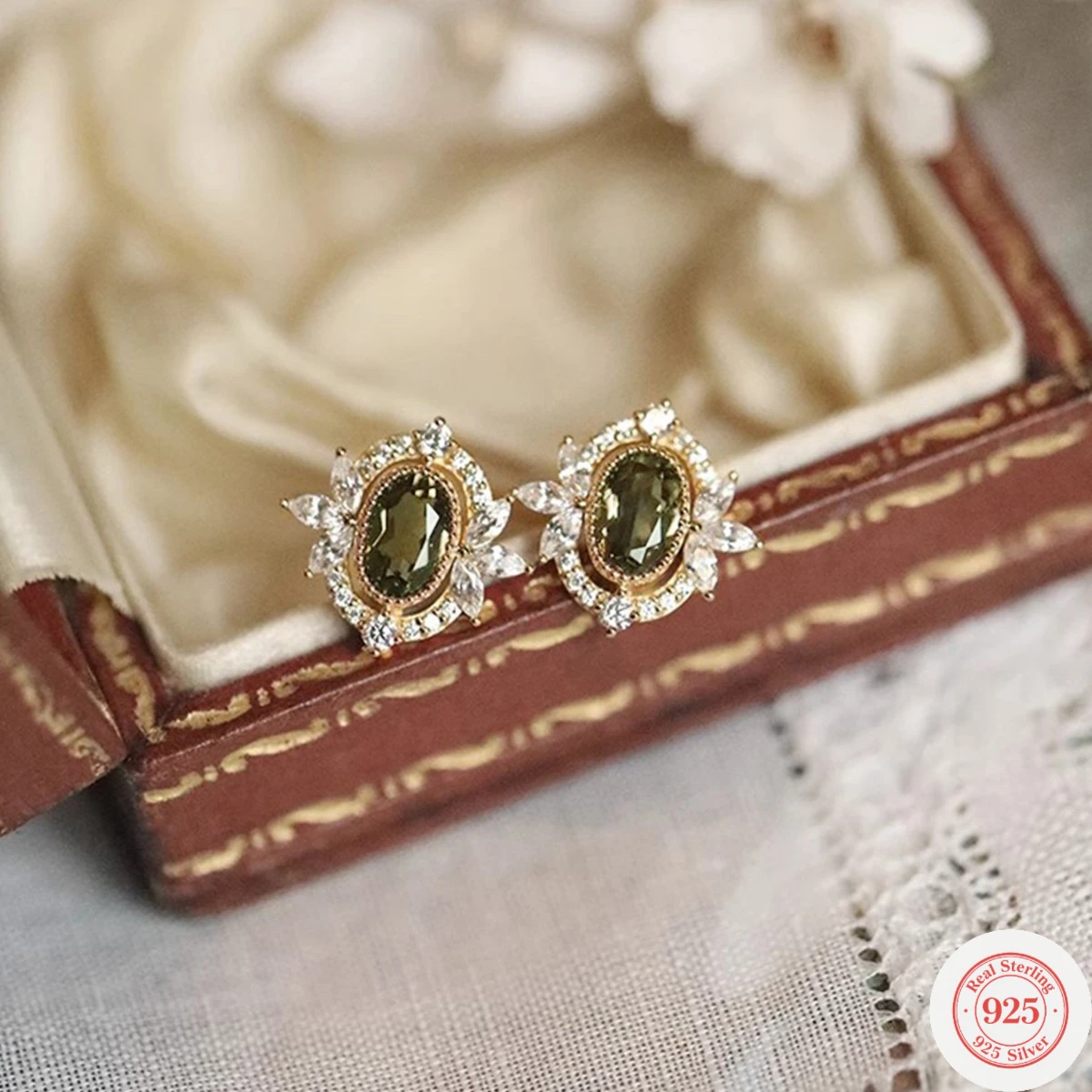 Женские серьги-гвоздики из стерлингового серебра 925 пробы, картина маслом, драгоценный камень, оливково-зеленый, овальные серьги-гвоздики, излучающие маленькие бриллианты, как звезды, окружность
Женские серьги-гвоздики из стерлингового серебра 925 пробы, картина маслом, драгоценный камень, оливково-зеленый, овальные серьги-гвоздики, излучающие маленькие бриллианты, как звезды, окружность