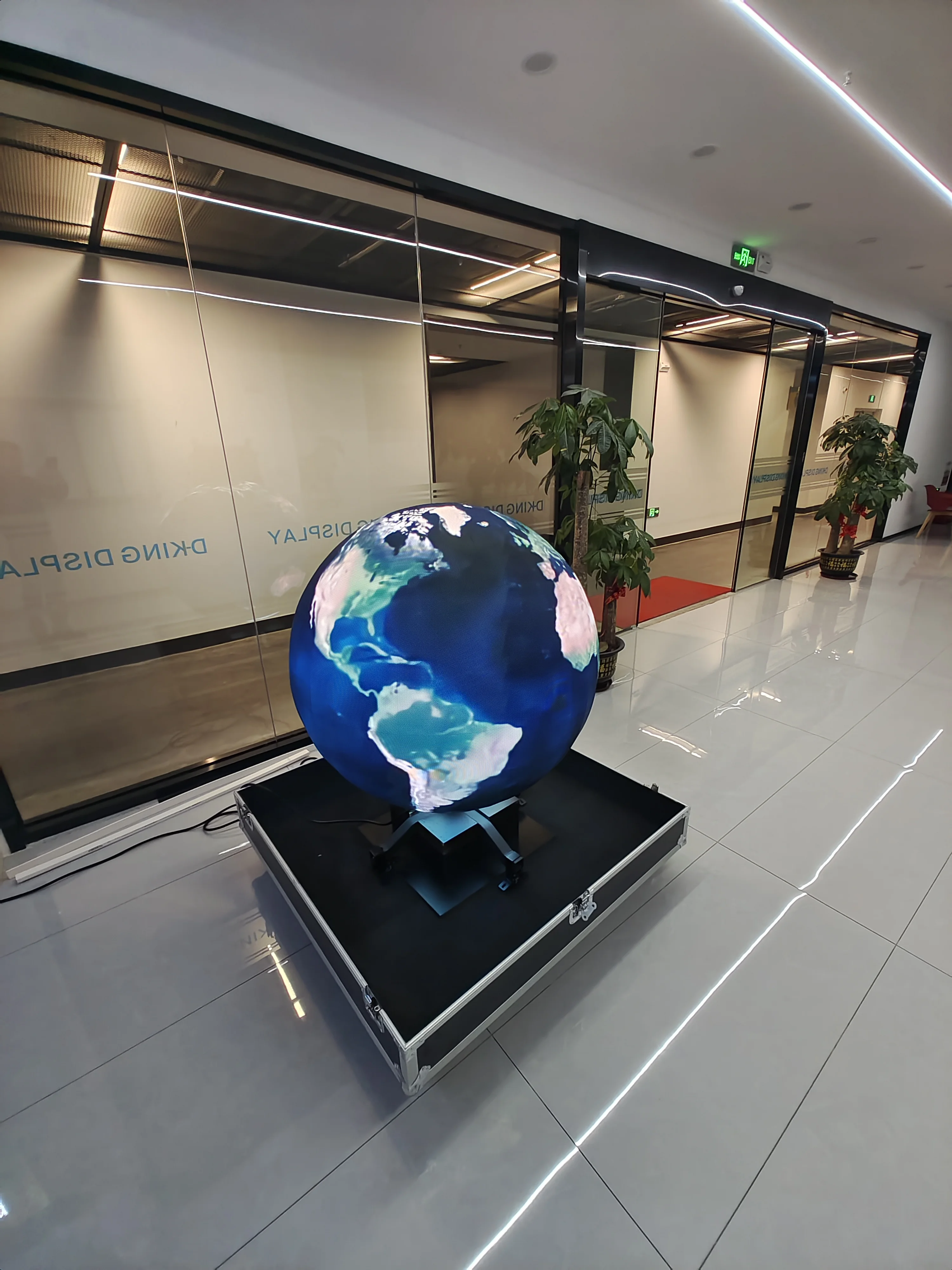 P2.5 Indoor LED matrix mechanical retractable screen, suitable for brand promotion and high-end advertising application needs
P2.5 Indoor LED matrix mechanical retractable screen, suitable for brand promotion and high-end advertising application needs