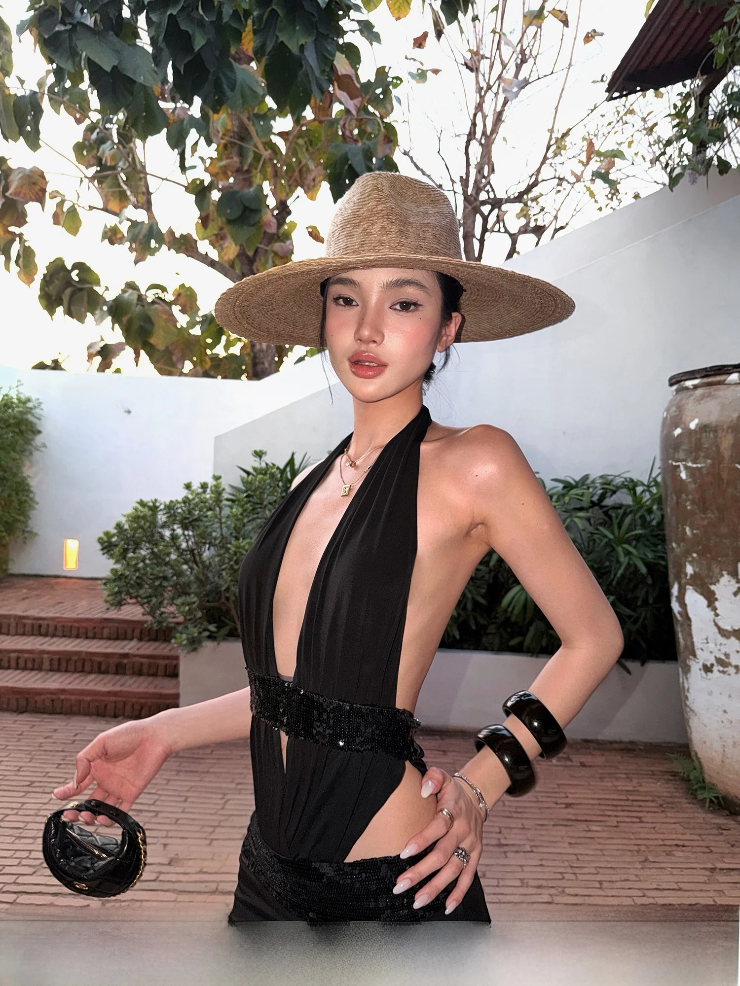 Sexy Rovente Black Deep V-neck Halter Sequin Waist-cinching Crop Top Women Summer Spicy Girl Blouse Elegant Style Slim Fit
Sexy Rovente Black Deep V-neck Halter Sequin Waist-cinching Crop Top Women Summer Spicy Girl Blouse Elegant Style Slim Fit