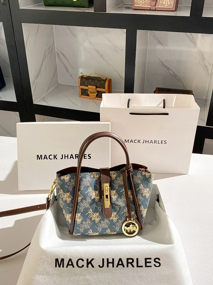 Винтажная и роскошная сумка-мешок с классическим принтом букв и животных, женская новая модная и универсальная сумка через плечо
Винтажная и роскошная сумка-мешок с классическим принтом букв и животных, женская новая модная и универсальная сумка через плечо