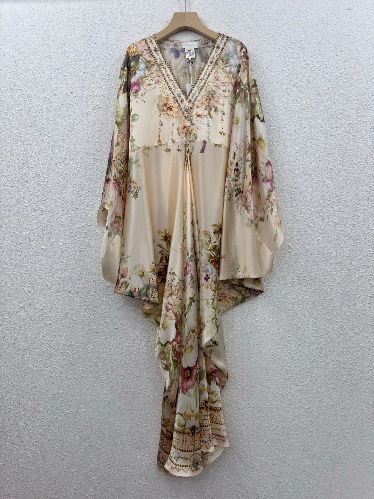 100% Real Silk Romantic Garden Print Kaftan Dress, V-Neck Flowy Satin Maxi Dress with Beaded Trim High Quality Elegant Luxury
100% Real Silk Romantic Garden Print Kaftan Dress, V-Neck Flowy Satin Maxi Dress with Beaded Trim High Quality Elegant Luxury