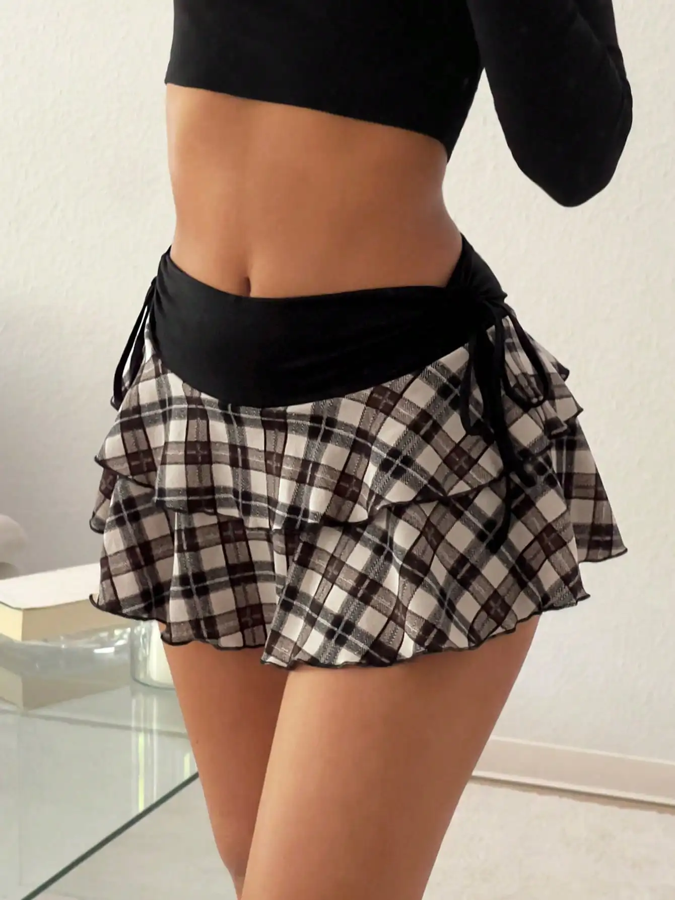 Женская мини-юбка в клетку с рюшами по низу и регулируемым поясом
Женская мини-юбка в клетку с рюшами по низу и регулируемым поясом