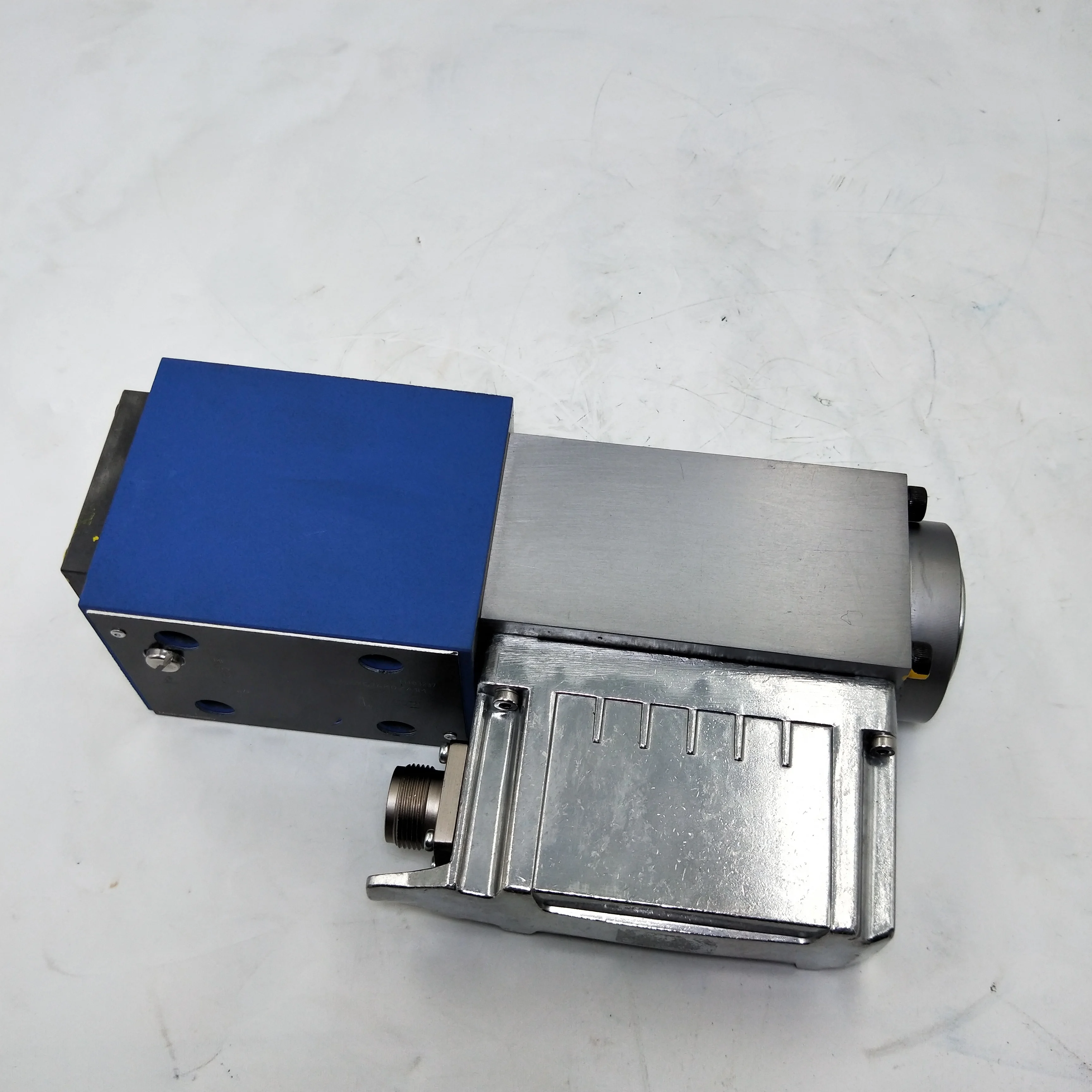 Hydraulic Proportional Directional Valve 4WRPEH10 4WRPEH10C3B Series R901526122 4WRPEH 10 C3 B50L-3X/M/24F1
Hydraulic Proportional Directional Valve 4WRPEH10 4WRPEH10C3B Series R901526122 4WRPEH 10 C3 B50L-3X/M/24F1