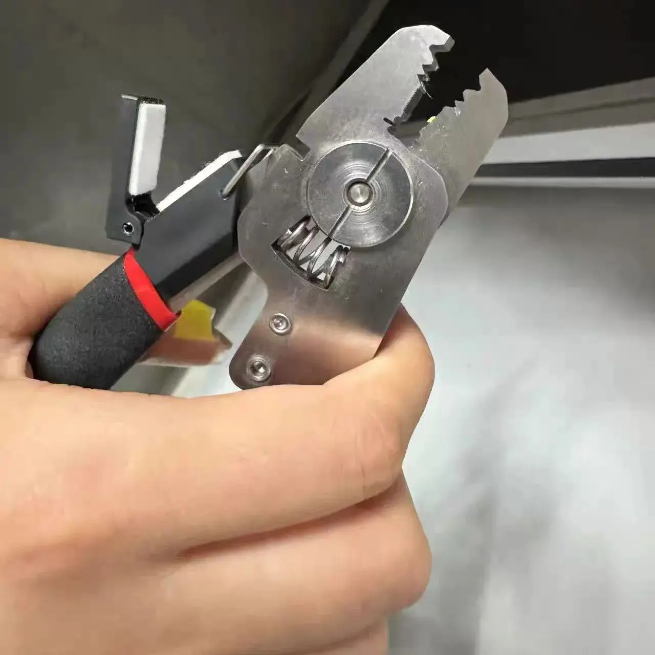 Fiber Optic Stripper Pliers 2-in-1 for Drop Cable Stripping & Cleaning with Wipe Strip, 430 Stainless Steel Wide Body Hand Tool
Fiber Optic Stripper Pliers 2-in-1 for Drop Cable Stripping & Cleaning with Wipe Strip, 430 Stainless Steel Wide Body Hand Tool