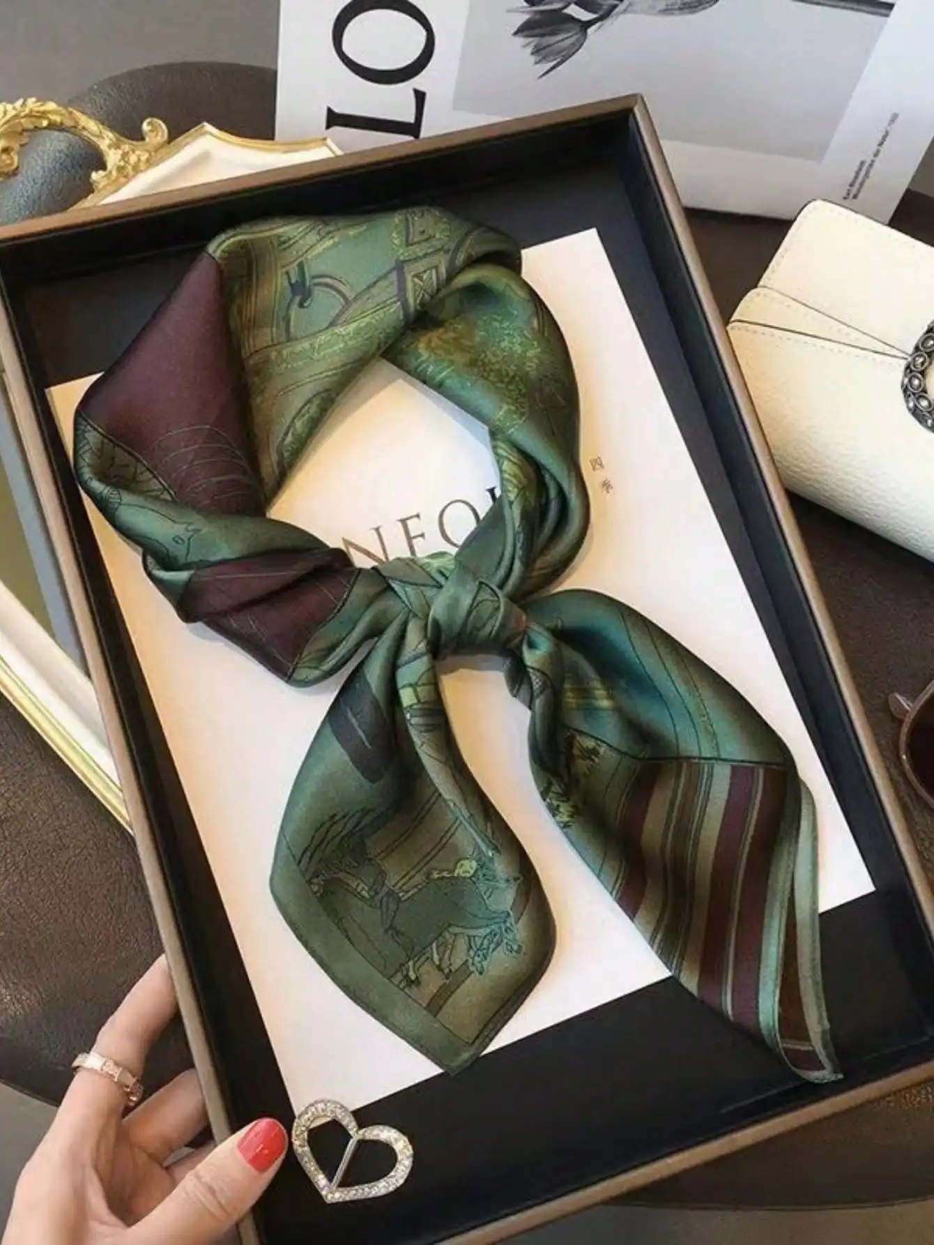 Fashion printed silk satin headscarf, women's shawl scarf, approximately 28 x 28 inches, suitable for all seasons
Fashion printed silk satin headscarf, women's shawl scarf, approximately 28 x 28 inches, suitable for all seasons