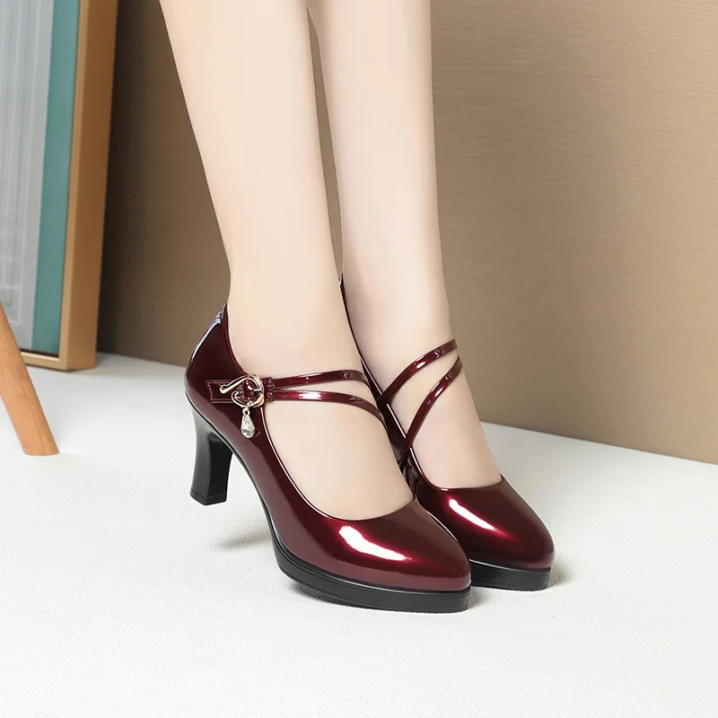 Женские кожаные туфли на высоком каблуке, специальные туфли для подиума, универсальные водонепроницаемые туфли из блестящей кожи.
Женские кожаные туфли на высоком каблуке, специальные туфли для подиума, универсальные водонепроницаемые туфли из блестящей кожи.