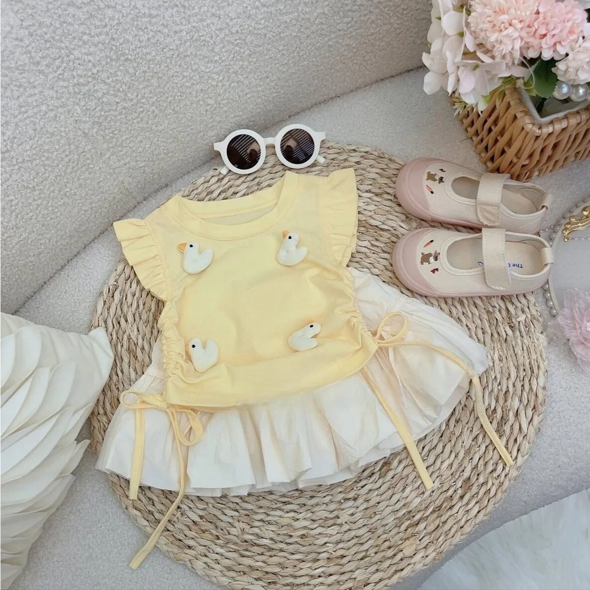 2024 Summer New Korean Style Fashionable Toddler 3D Cartoon Duck Yellow T-Shirt Set Cute Flying Sleeve Girls Outfit
2024 Summer New Korean Style Fashionable Toddler 3D Cartoon Duck Yellow T-Shirt Set Cute Flying Sleeve Girls Outfit