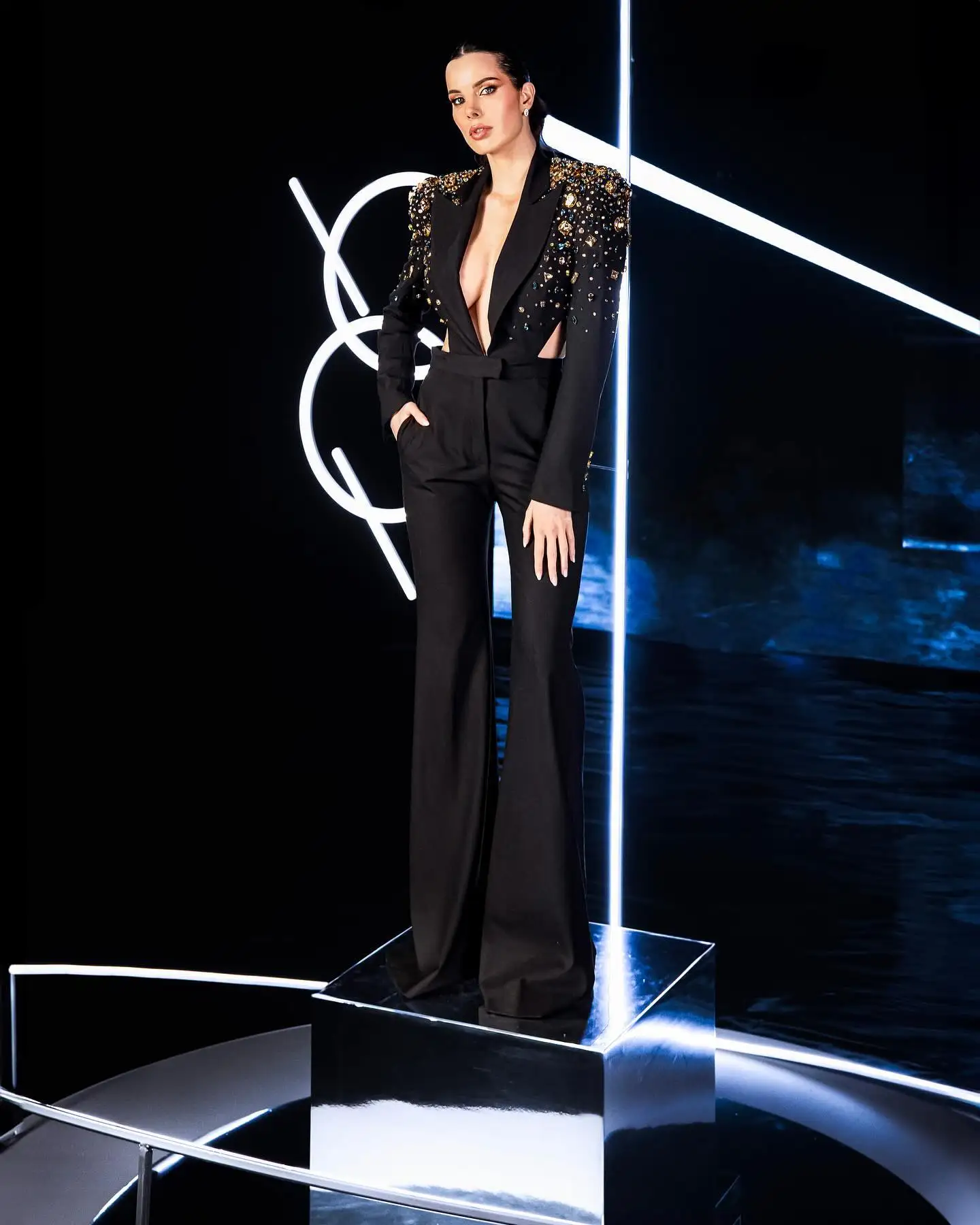Europe And The United States Black Sexy Deep V Suit Long Sleeve Diamond Set Fashion Suit
Europe And The United States Black Sexy Deep V Suit Long Sleeve Diamond Set Fashion Suit
