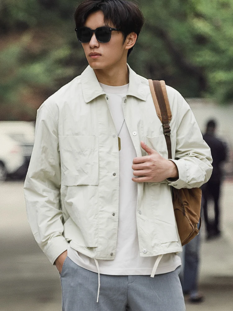 American Retro Thin Ice Silk ort Jaet for Men Spring Summer New Sle Qui Dry Commute Flip Collar Outerwear Coat
American Retro Thin Ice Silk ort Jaet for Men Spring Summer New Sle Qui Dry Commute Flip Collar Outerwear Coat