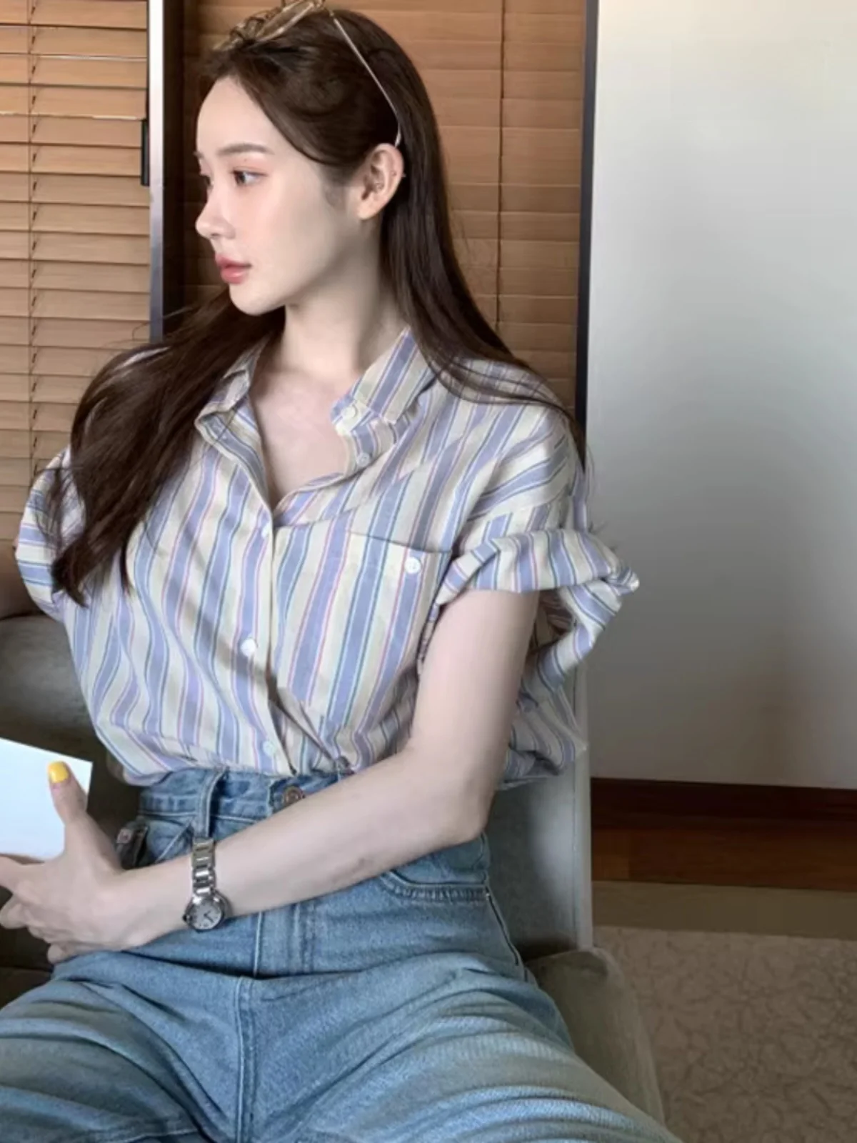 Женская летняя блузка 2023 года в винтажном стиле, в полоску, свободного кроя, с коротким рукавом, отложным воротником, в корейском стиле, с рукавами-фонариками
Женская летняя блузка 2023 года в винтажном стиле, в полоску, свободного кроя, с коротким рукавом, отложным воротником, в корейском стиле, с рукавами-фонариками