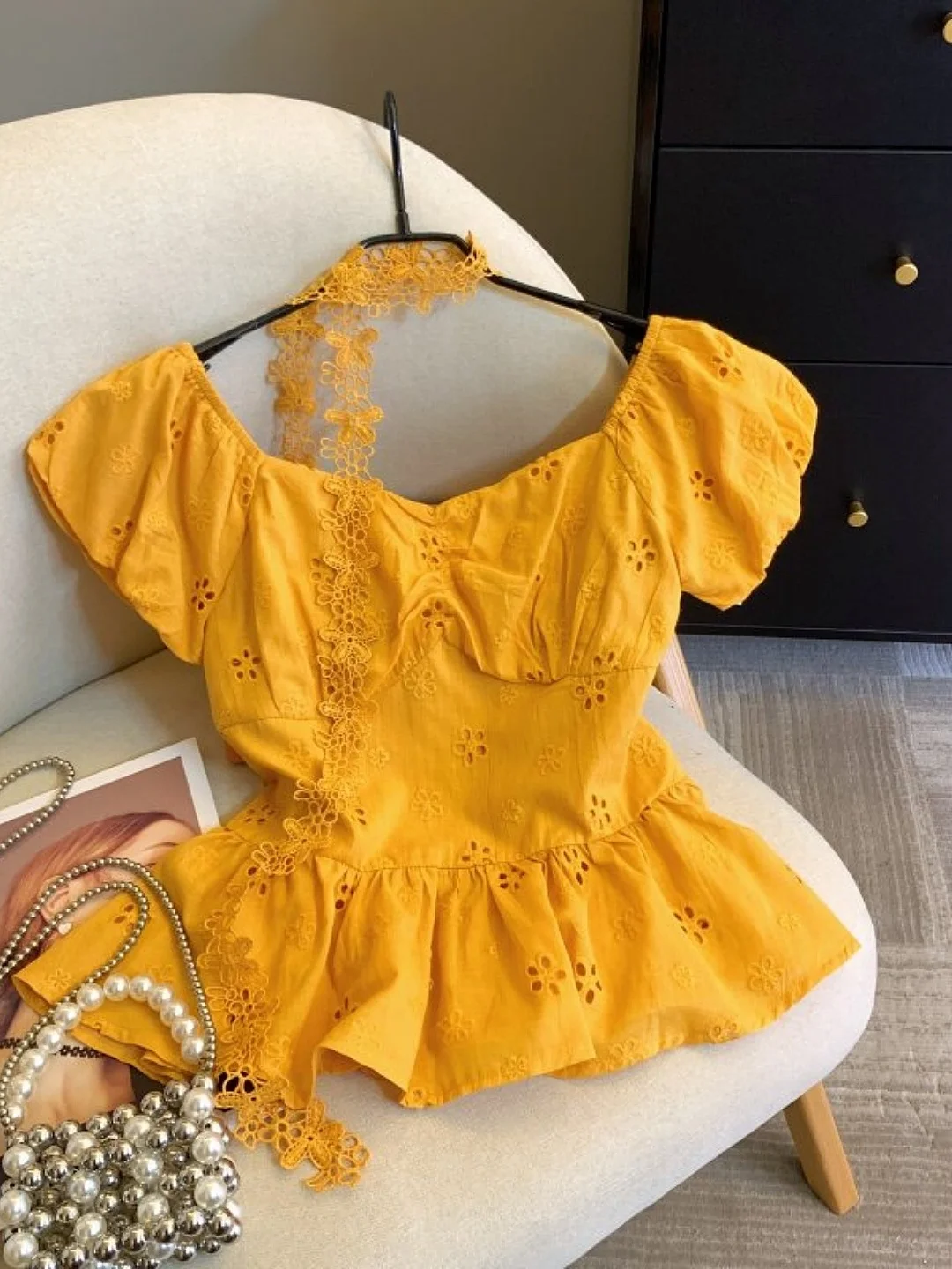 Sweet Embroidered Bubble Sleeve Shirt Women's Waist-Cinching Hem Design Slimming Top Summer New Style Polyester Fiber
Sweet Embroidered Bubble Sleeve Shirt Women's Waist-Cinching Hem Design Slimming Top Summer New Style Polyester Fiber