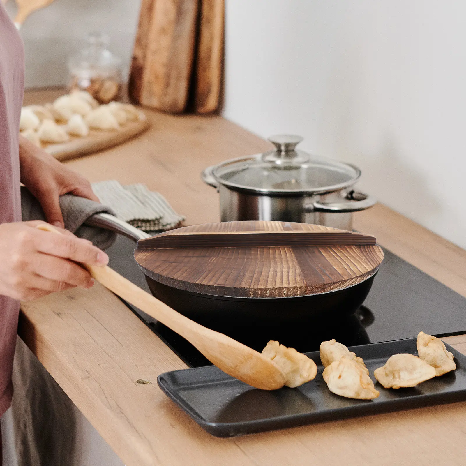 14-дюймовая деревянная крышка для кастрюли, толстая крышка для вок-сковороды с большой ручкой, защита от перелива, винтажный кухонный гаджет для домашнего использования
14-дюймовая деревянная крышка для кастрюли, толстая крышка для вок-сковороды с большой ручкой, защита от перелива, винтажный кухонный гаджет для домашнего использования