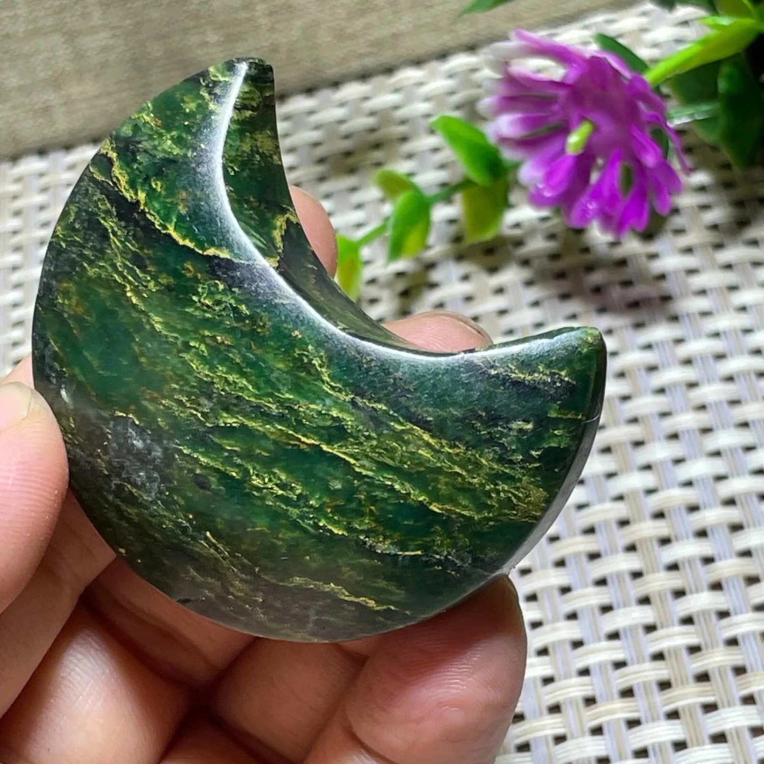 Natural Emerald Moon Carved, Hand Carved Polished Crystal Moon, Healing Energy Stone Mineral Specimen Home Decor Ornament Gift
Natural Emerald Moon Carved, Hand Carved Polished Crystal Moon, Healing Energy Stone Mineral Specimen Home Decor Ornament Gift