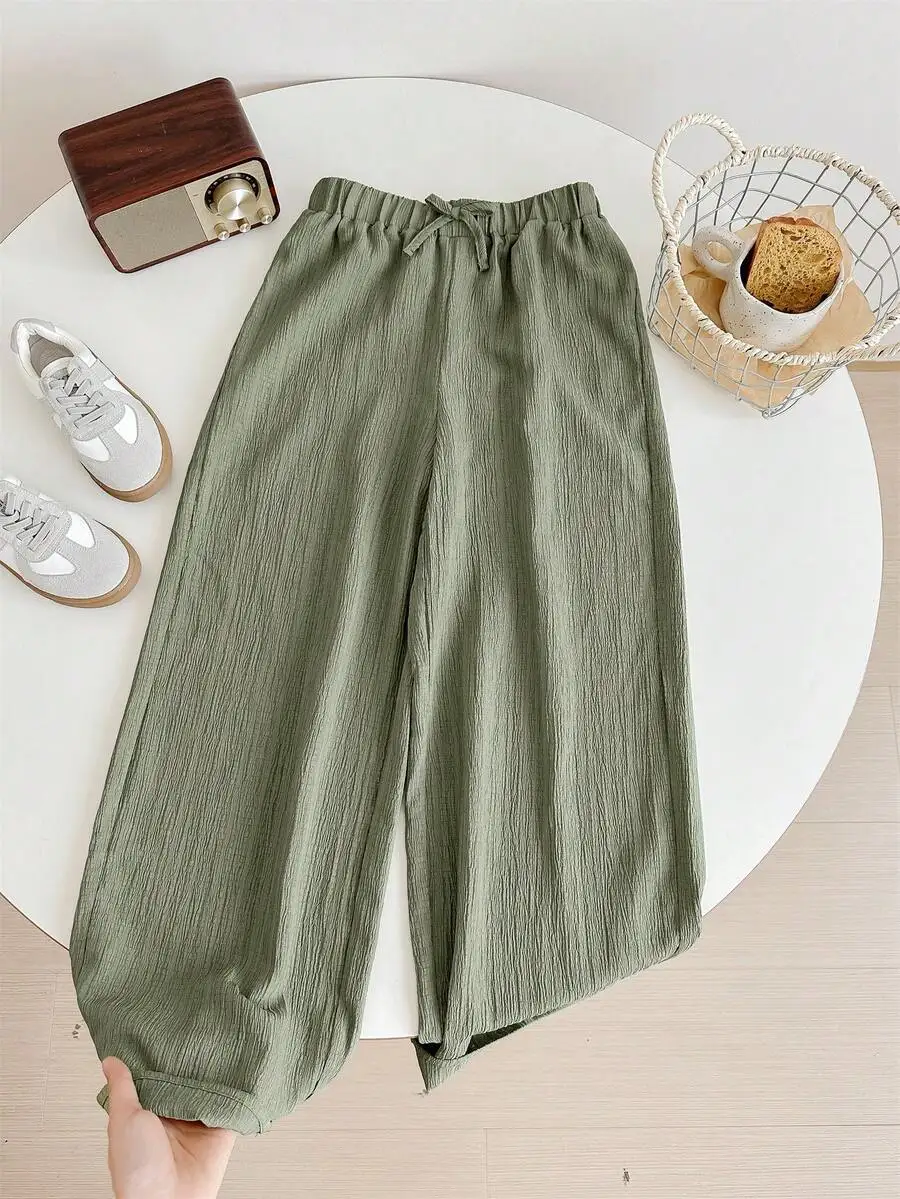 Оливково-зеленые текстурированные брюки свободного кроя с широкими штанинами для девочек, повседневный комфортный стиль
Оливково-зеленые текстурированные брюки свободного кроя с широкими штанинами для девочек, повседневный комфортный стиль