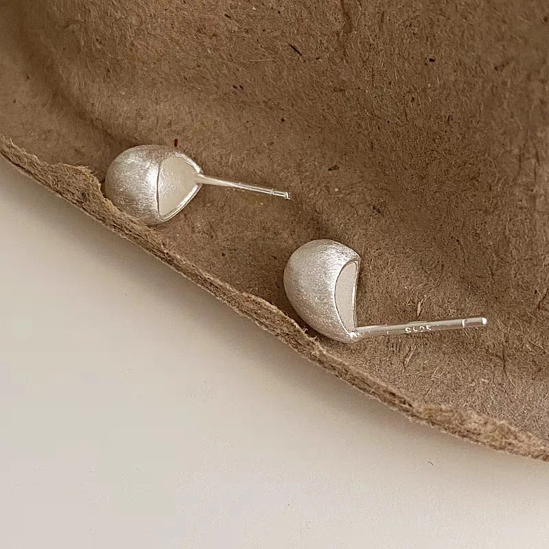 Korean Simple Matte Brushed Water Drop Stud Earrings, High-end Sense, Small and Versatile Needle Stud Earrings.
Korean Simple Matte Brushed Water Drop Stud Earrings, High-end Sense, Small and Versatile Needle Stud Earrings.