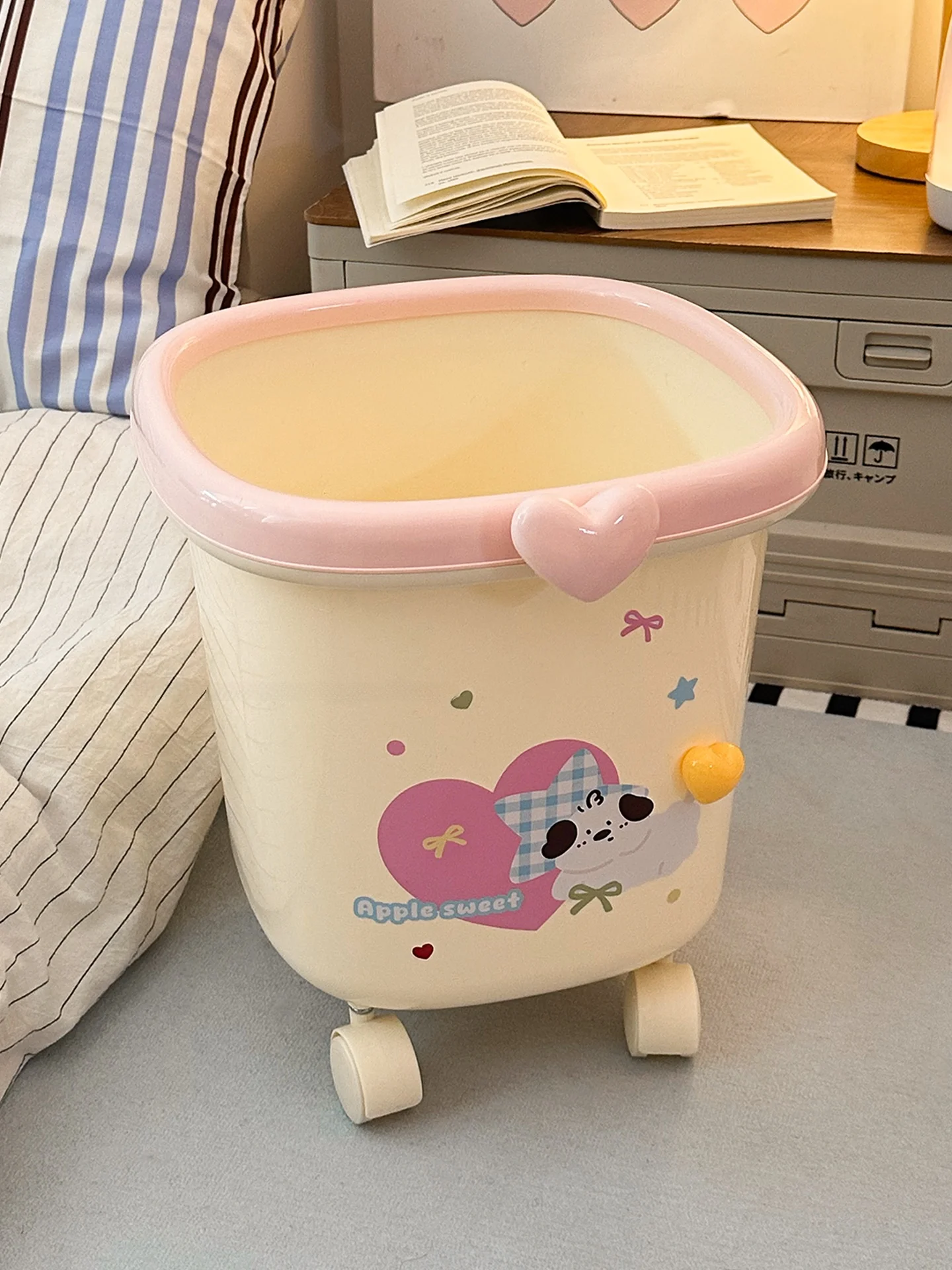 Мобильная мусорная корзина на колесах для спальни и гостиной, новинка 2026 года, товар для дома, подходит для общежитий и детских комнат, высокое качество
Мобильная мусорная корзина на колесах для спальни и гостиной, новинка 2026 года, товар для дома, подходит для общежитий и детских комнат, высокое качество