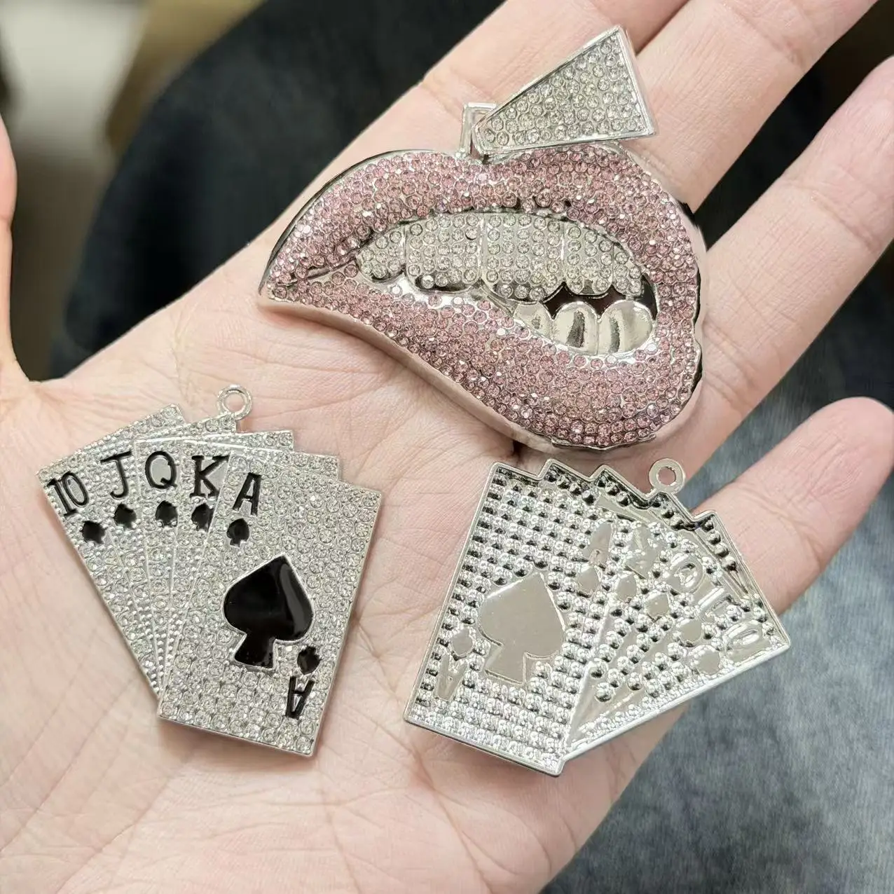 1Pcs Luxury Bling Diamond Metal Gold Sliver Pink Red Teecth Mouth Lip Junk Phone Case Ipadcase Decoration Charms Diy Pendant
1Pcs Luxury Bling Diamond Metal Gold Sliver Pink Red Teecth Mouth Lip Junk Phone Case Ipadcase Decoration Charms Diy Pendant